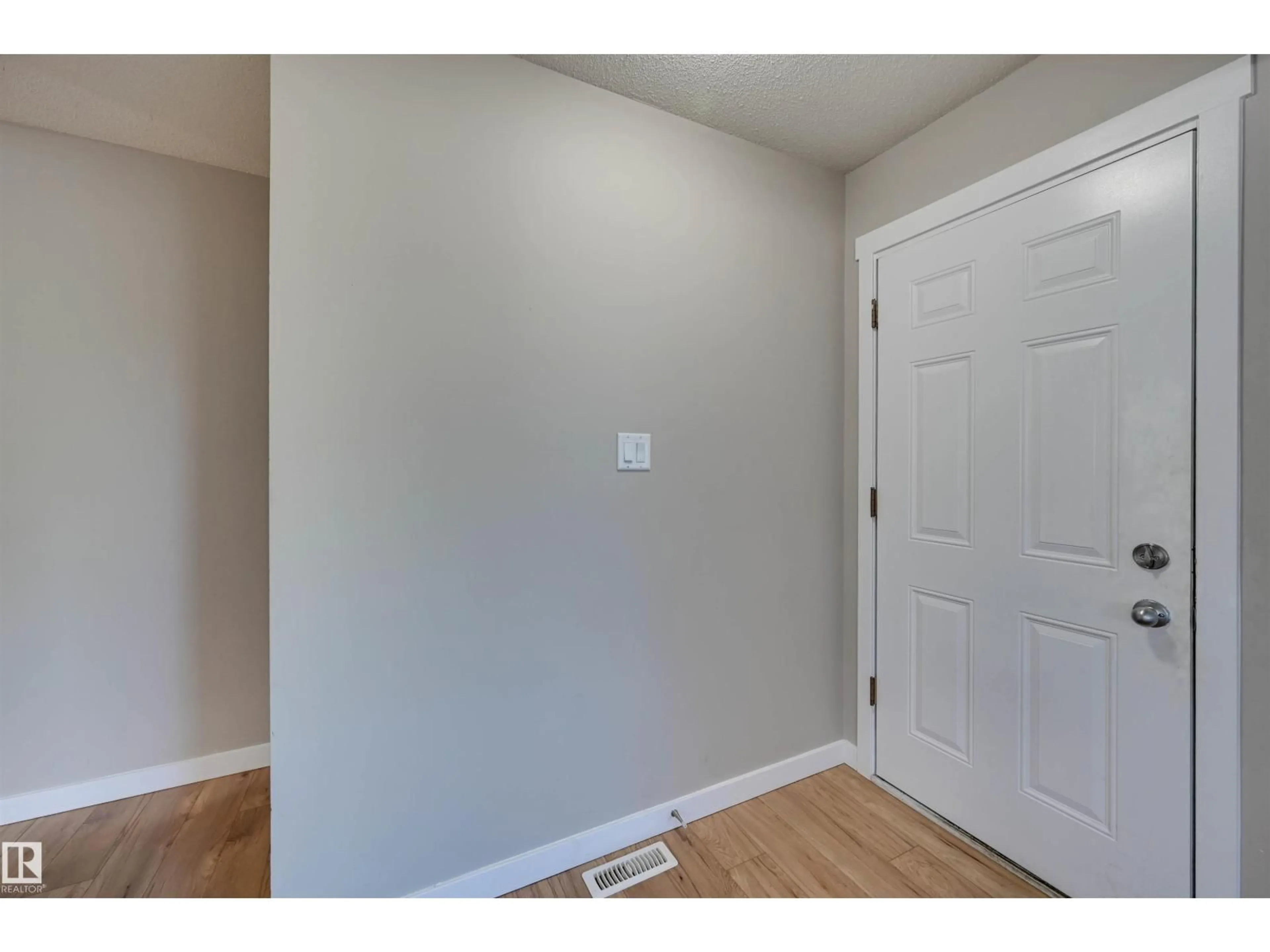 Indoor entryway for NW - 13815 88 ST, Edmonton Alberta T5E3J1
