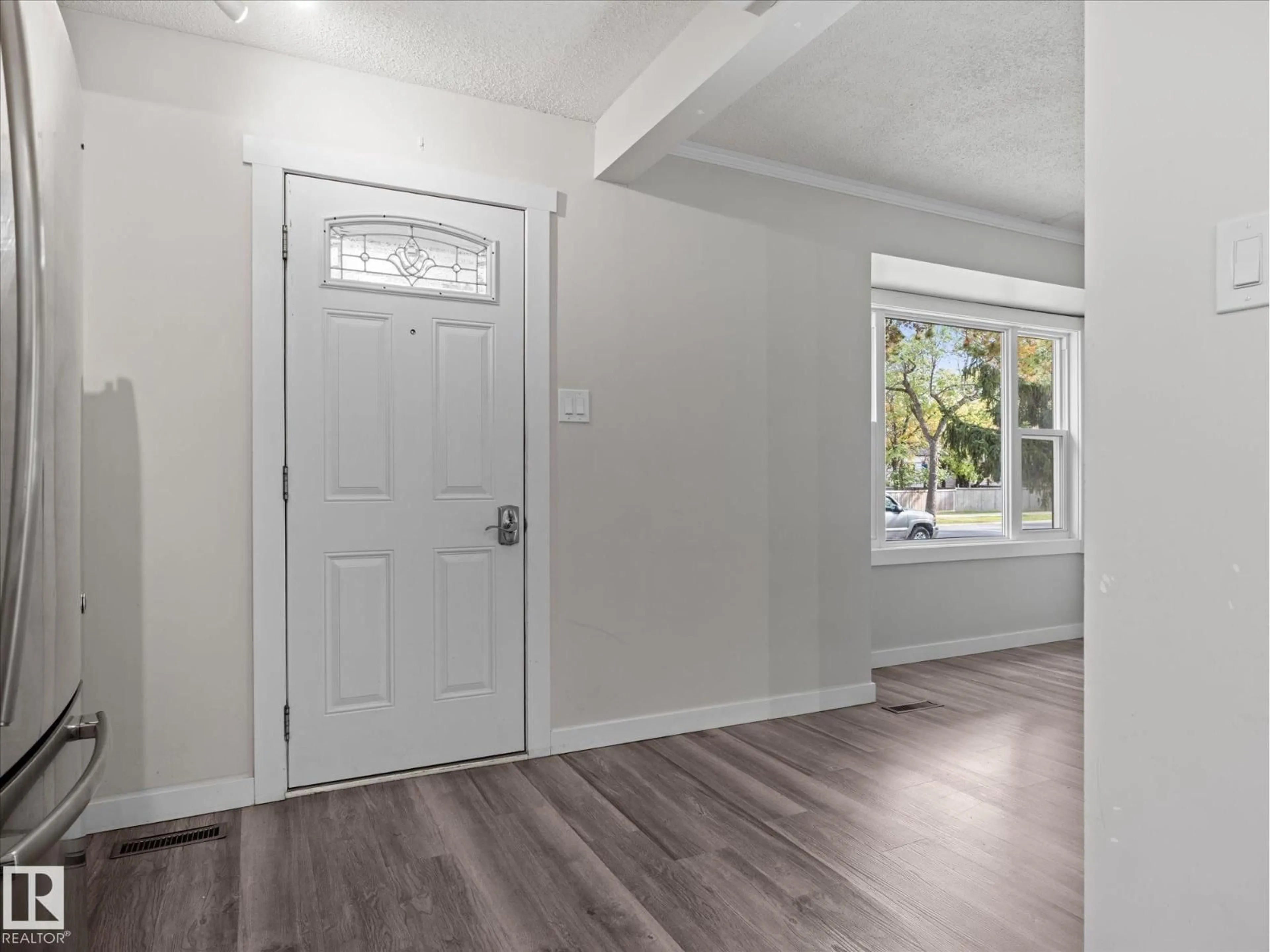 Indoor entryway for 12018 126 ST NW, Edmonton Alberta T5L0W5
