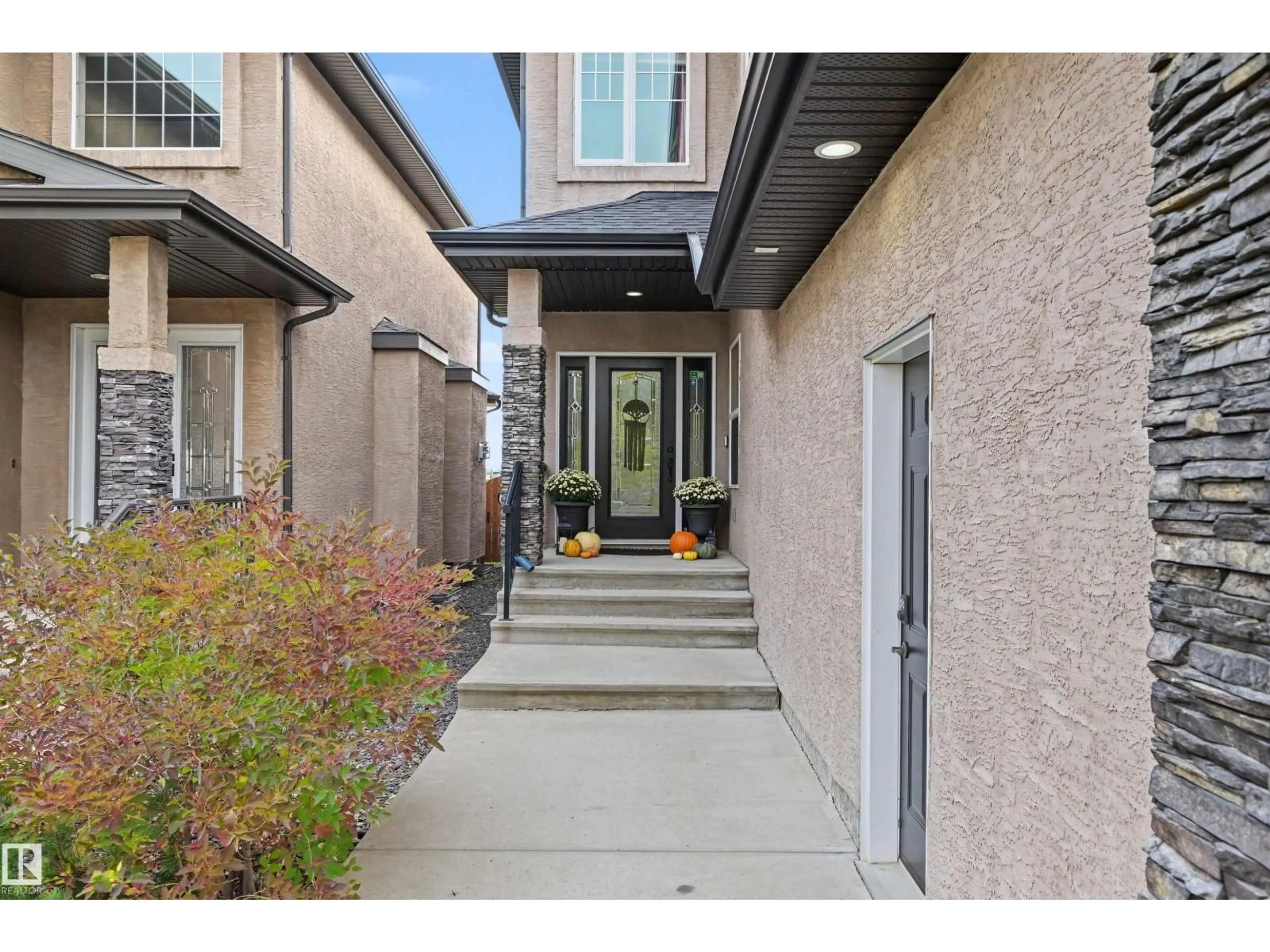 Indoor entryway for 525 ALBANY WY, Edmonton Alberta T6V0H9