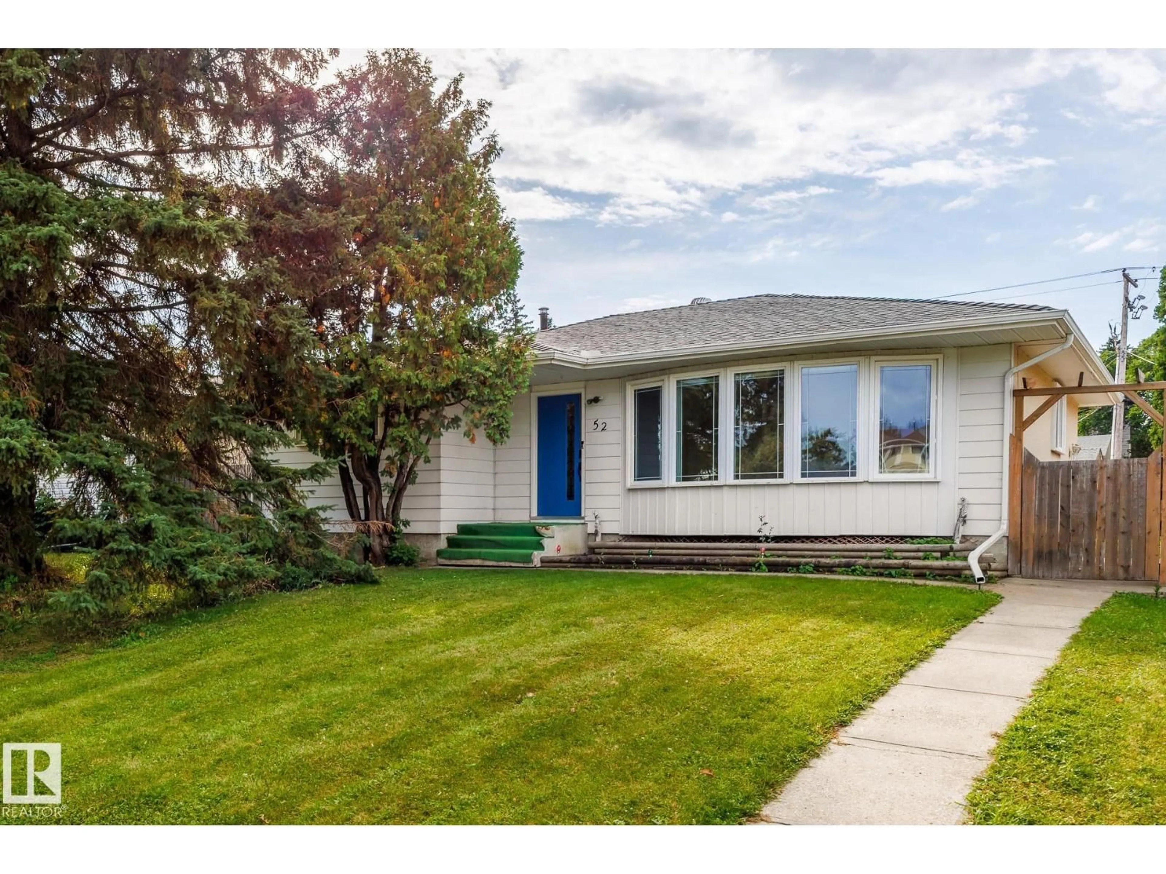 Home with vinyl exterior material, street for 52 BELLEVILLE AV, Spruce Grove Alberta T7X1J7