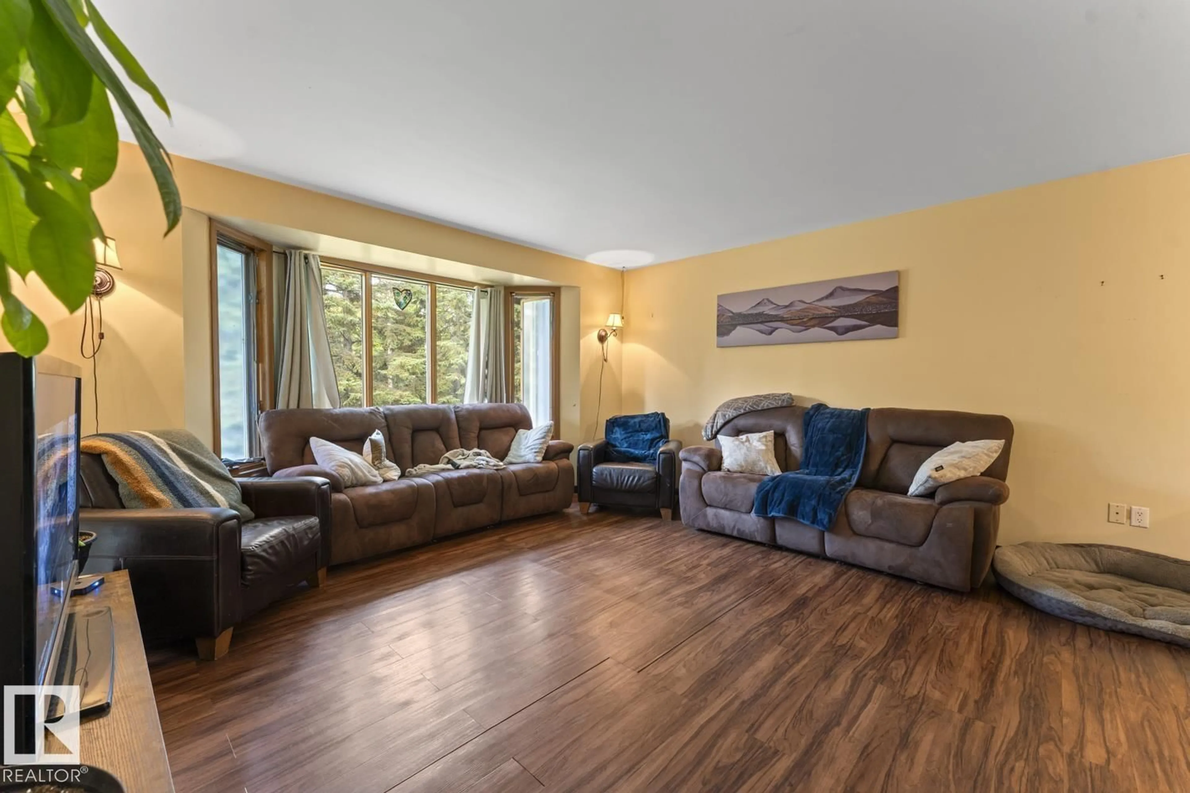 Living room with furniture, wood/laminate floor for 110 A - 549 RNG ROAD, Rural St. Paul County Alberta T0A0C0