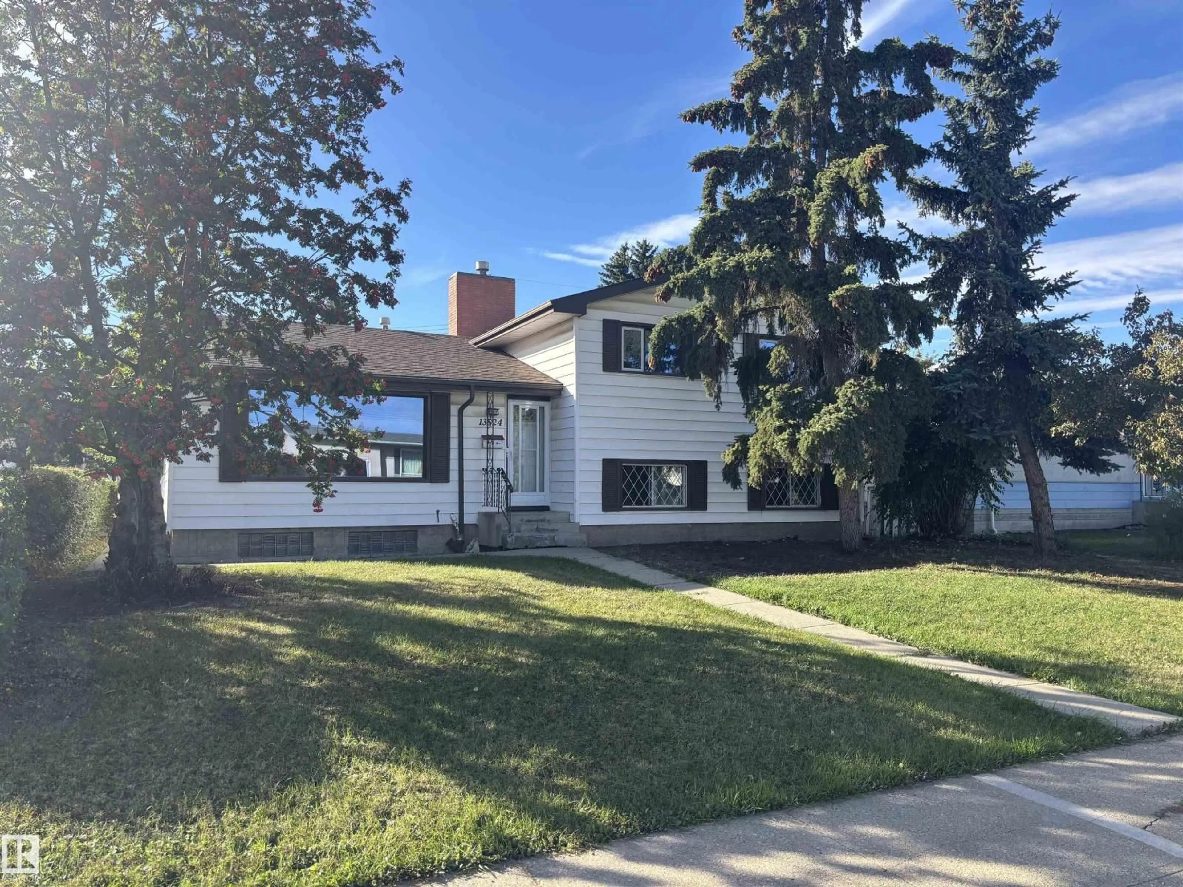 A pic from outside/outdoor area/front of a property/back of a property/a pic from drone, street for 13524 92 ST, Edmonton Alberta T5E3R9