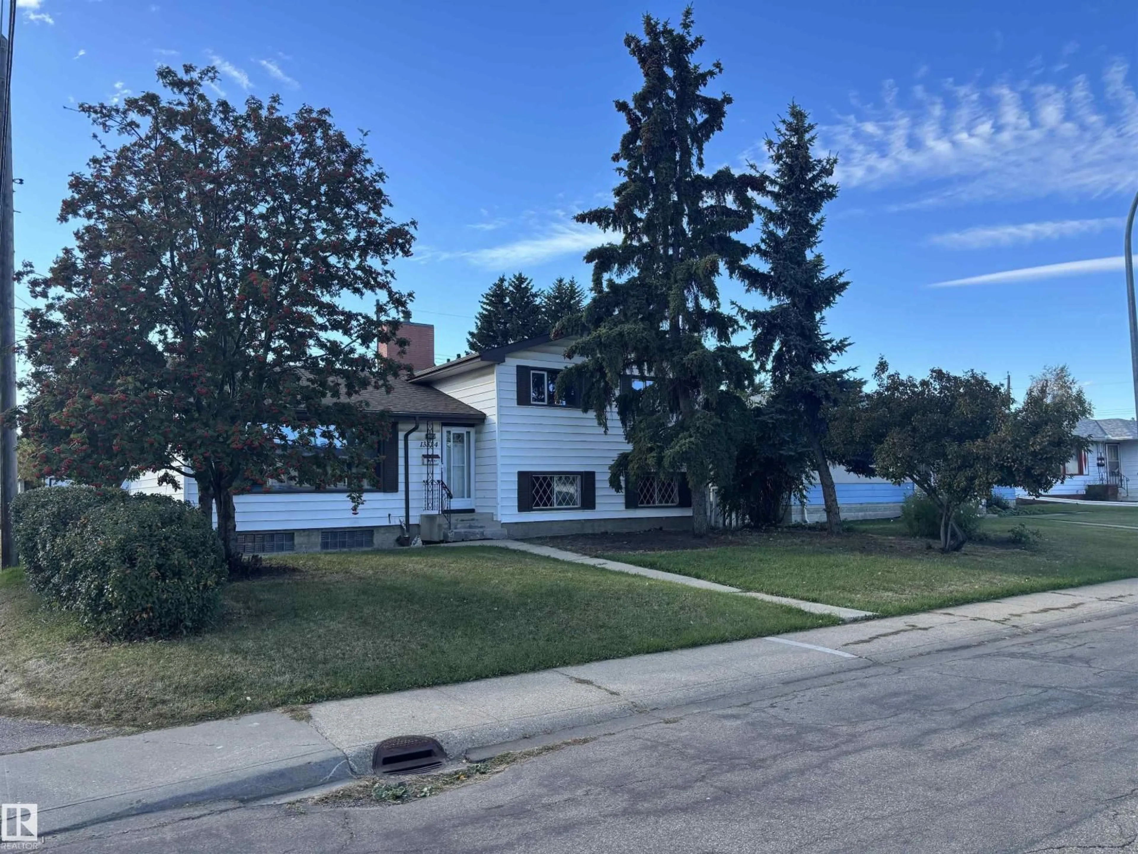 A pic from outside/outdoor area/front of a property/back of a property/a pic from drone, street for 13524 92 ST, Edmonton Alberta T5E3R9
