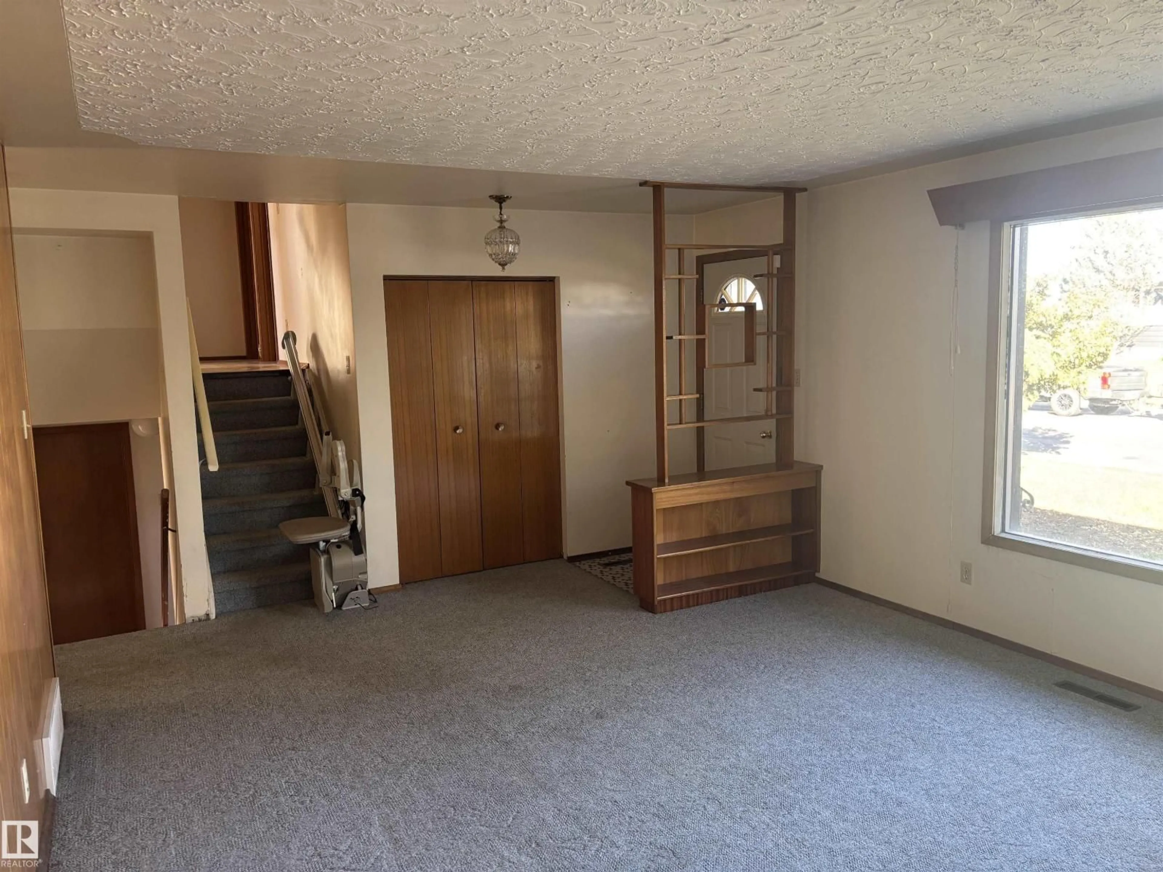 A pic of a room for 13524 92 ST, Edmonton Alberta T5E3R9