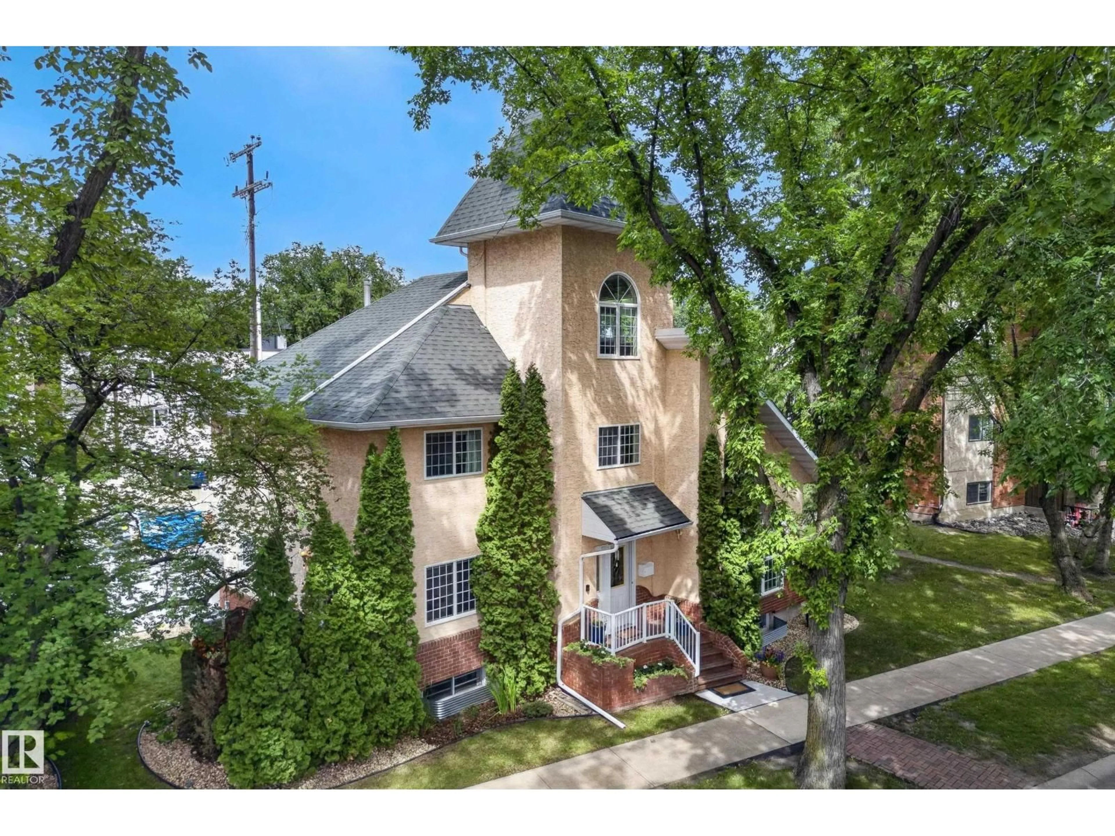 A pic from outside/outdoor area/front of a property/back of a property/a pic from drone, street for 10746 UNIVERSITY AV, Edmonton Alberta T6E4P9