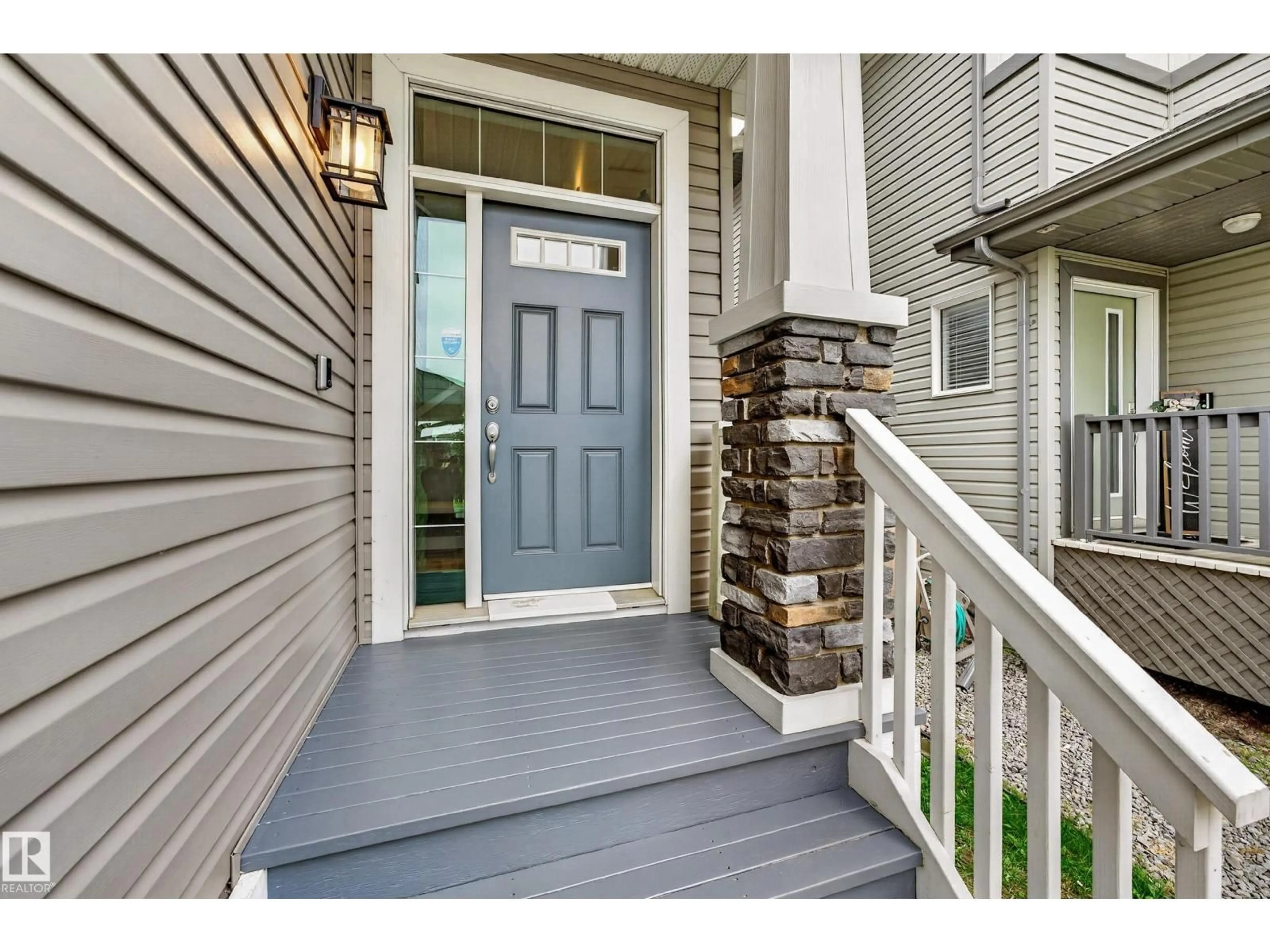 Indoor entryway for 20503 99 AV, Edmonton Alberta T5T7L5