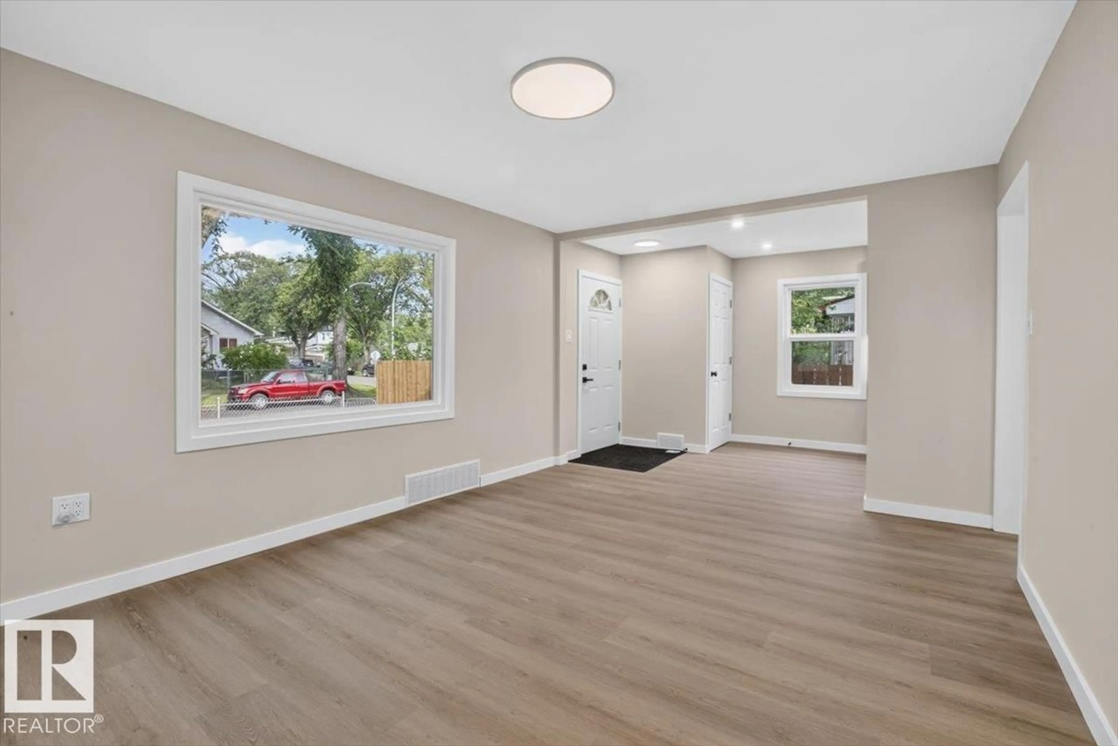 Indoor entryway for 11645 90 ST, Edmonton Alberta T5B3Y3