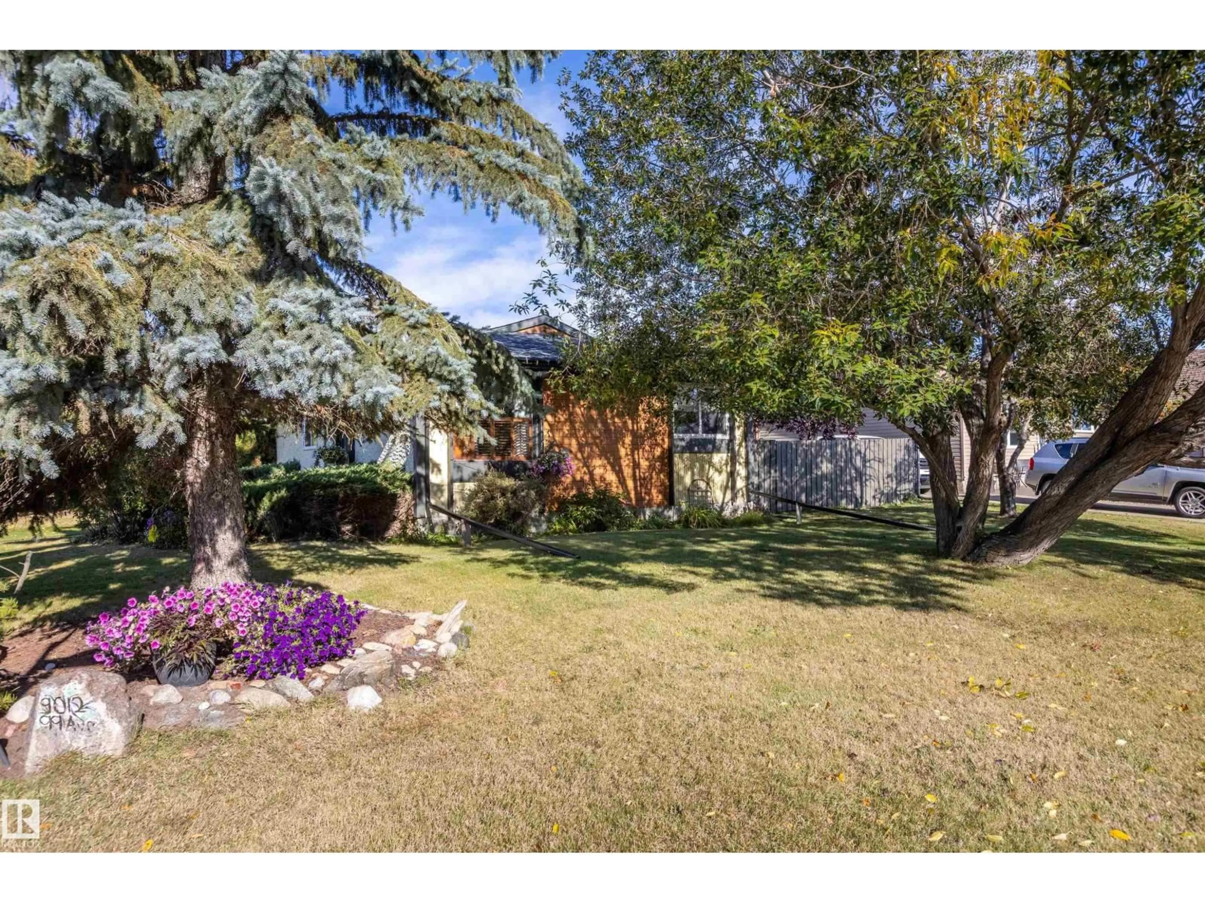 A pic from outside/outdoor area/front of a property/back of a property/a pic from drone, street for 9012 99, Morinville Alberta T8R1K4