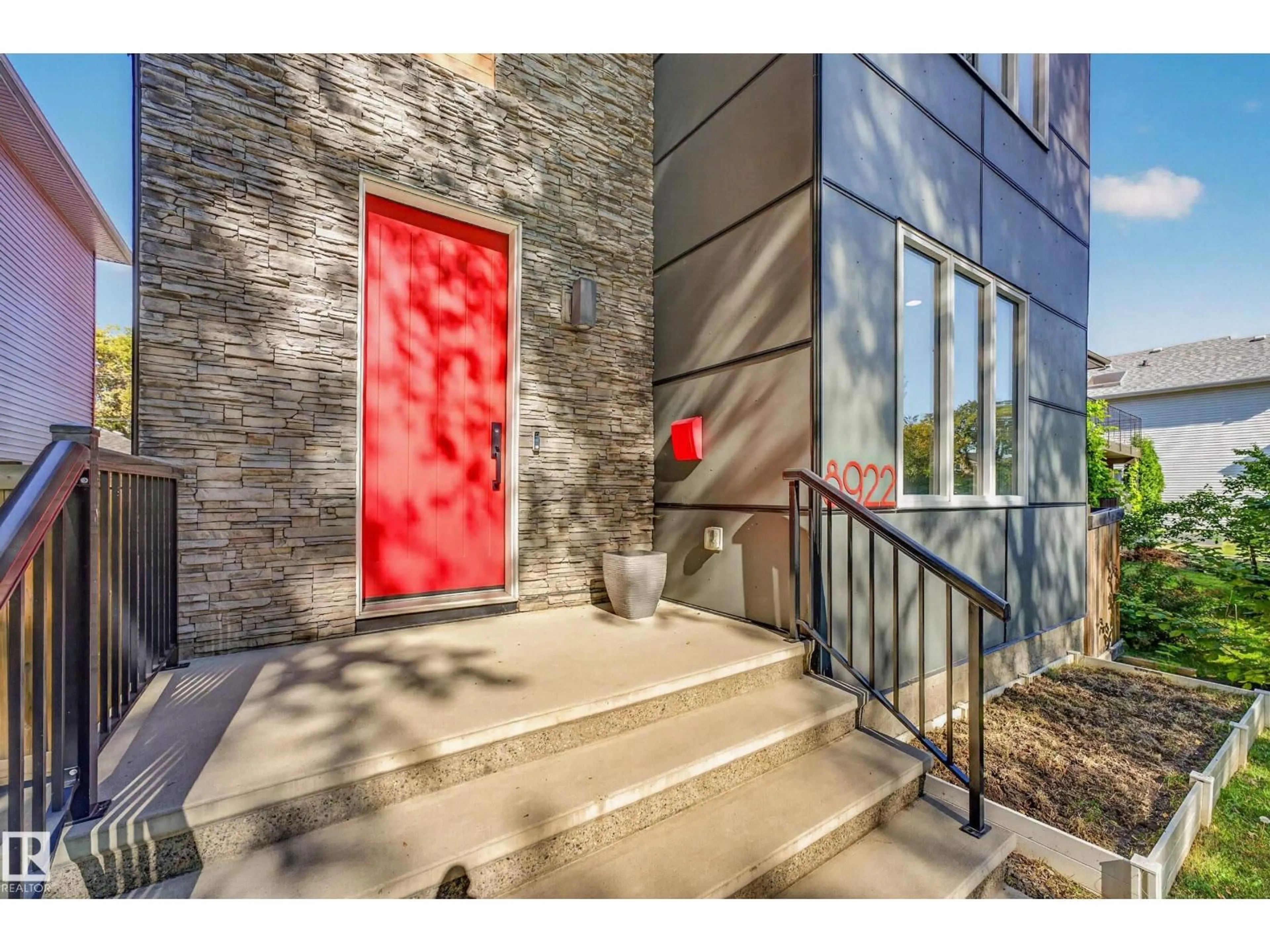 Indoor entryway for NW - 8922 77 AV, Edmonton Alberta T6C0L9