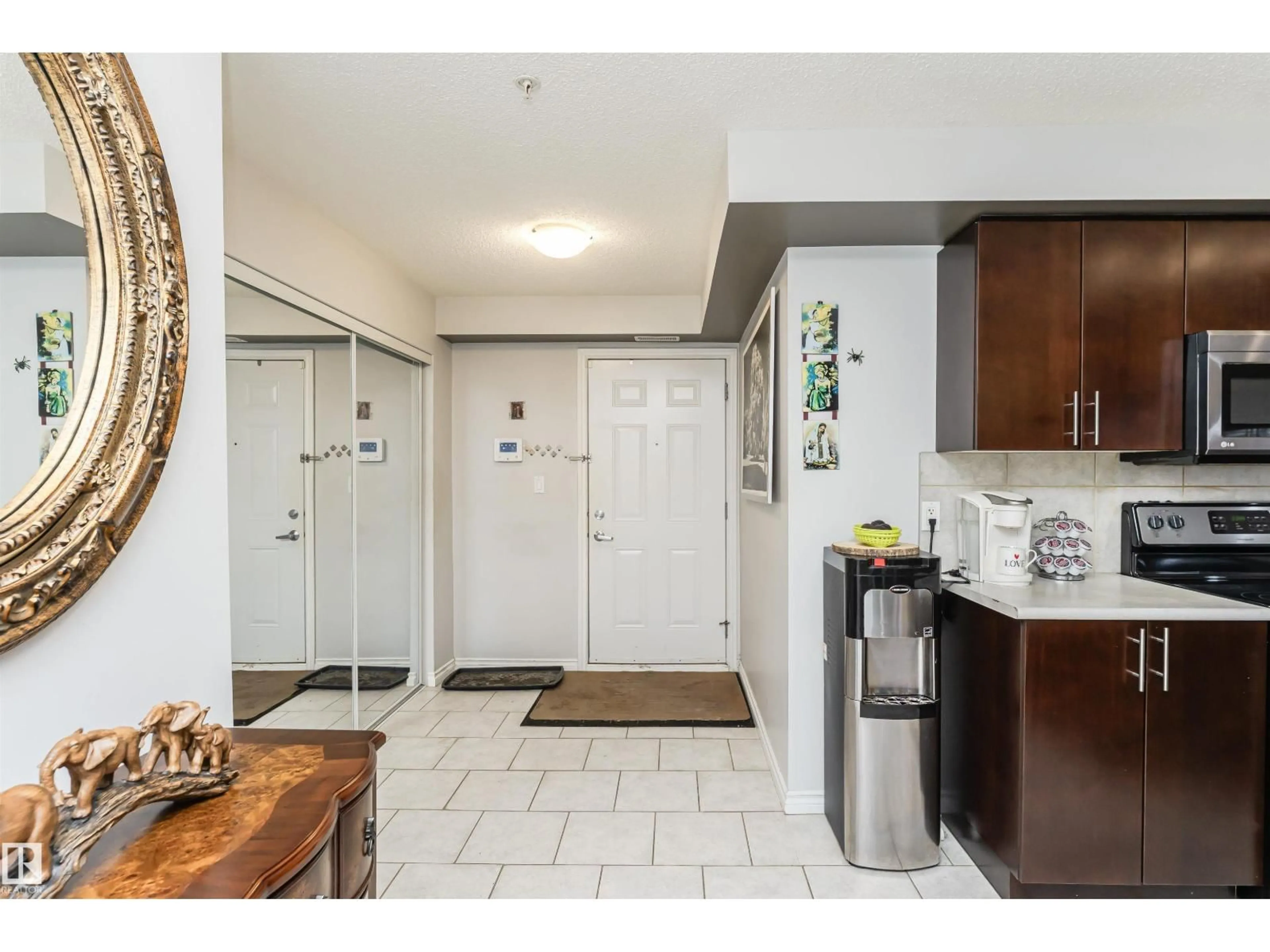 Indoor entryway for #107 - 10118 106 AV, Edmonton Alberta T5H0B8