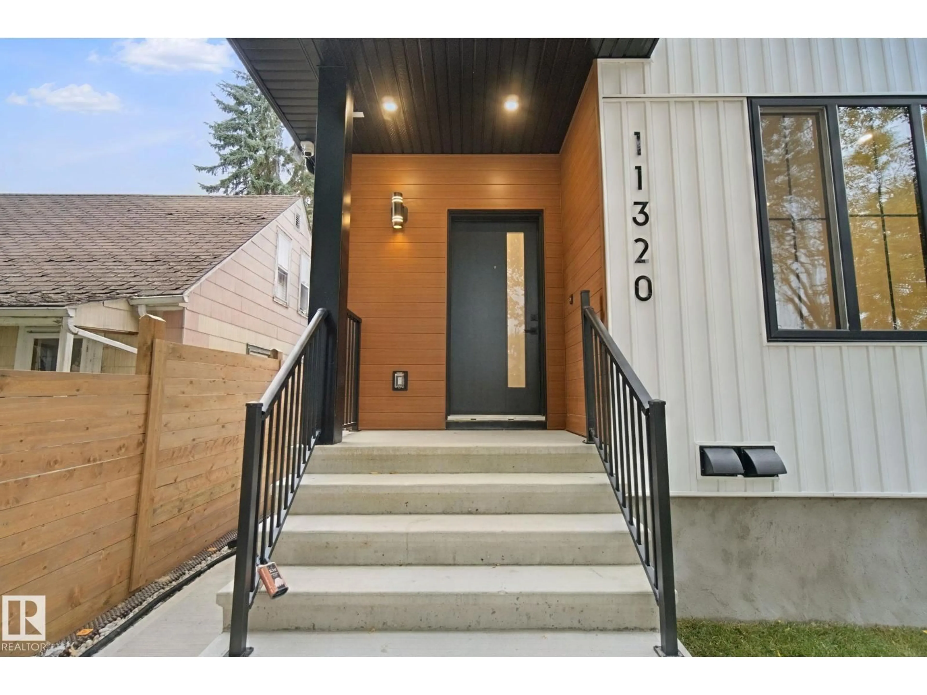 Indoor entryway for NW - 11320 91 ST, Edmonton Alberta T5B4B4