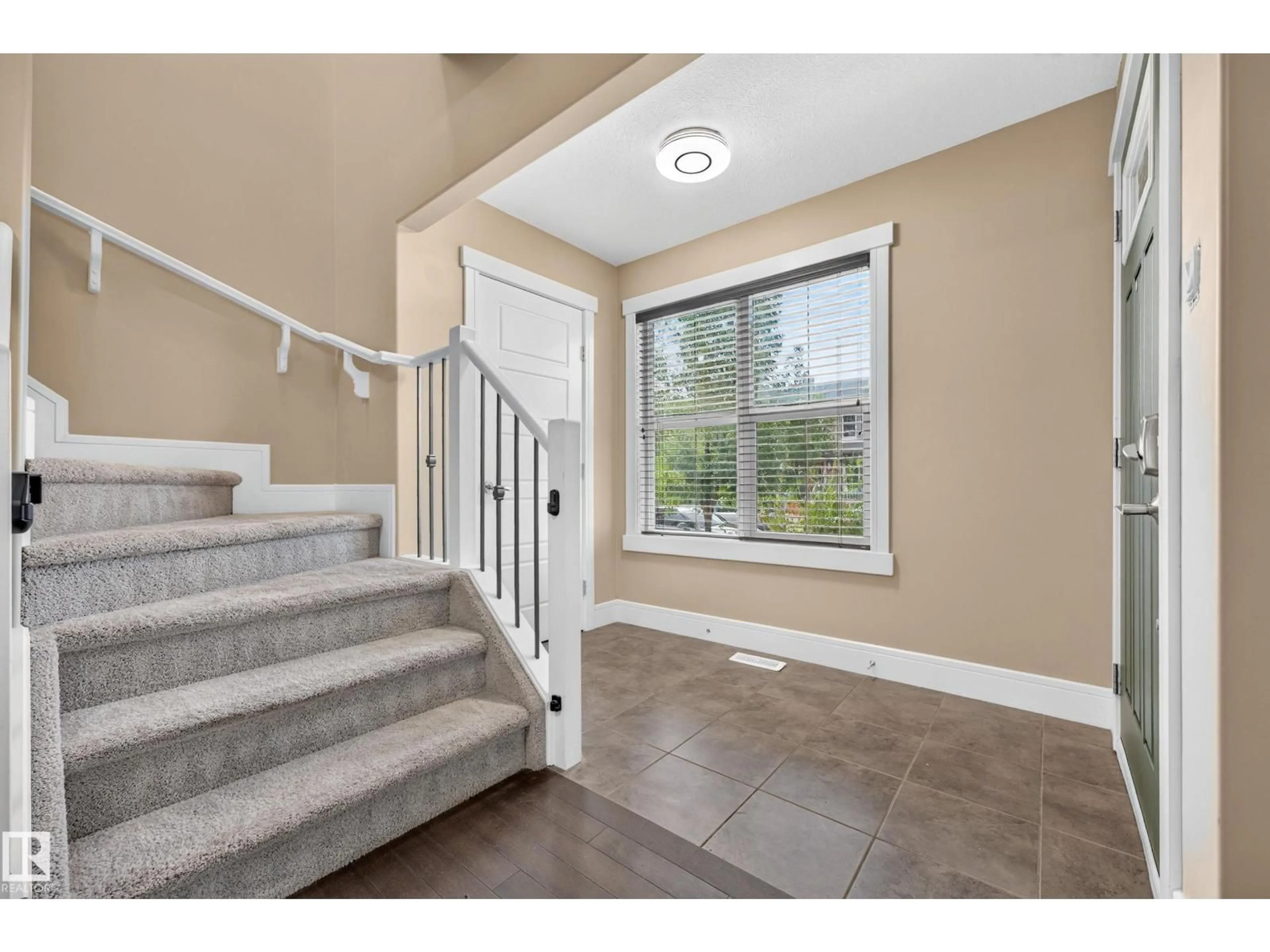 Indoor entryway for 2904 19 AV, Edmonton Alberta T6T0N6