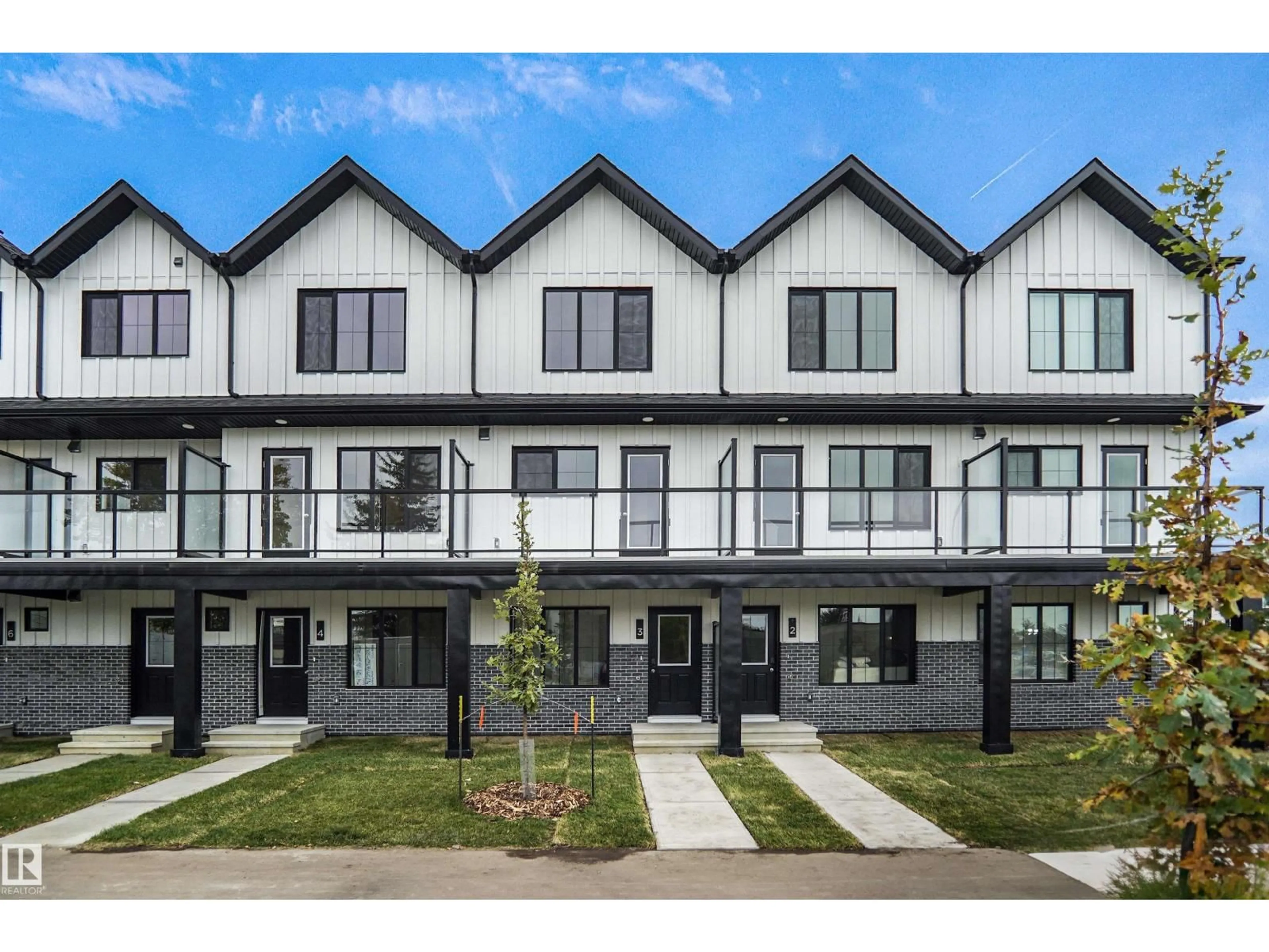 Home with vinyl exterior material, street for #3 - 29 AIRPORT RD, Edmonton Alberta T5G2P9