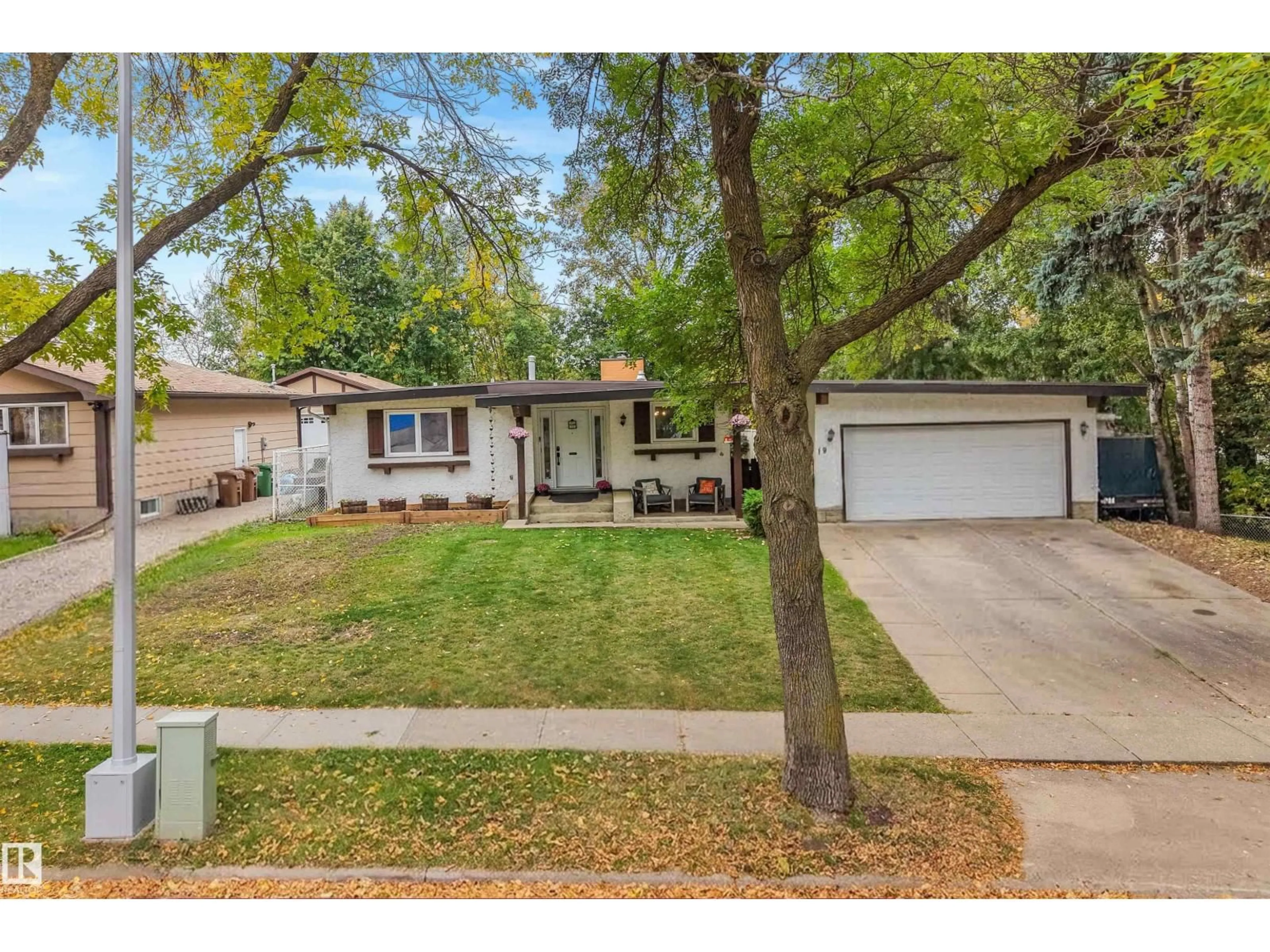 Home with vinyl exterior material, street for 19 GATEWOOD AV, St. Albert Alberta T8N1A1