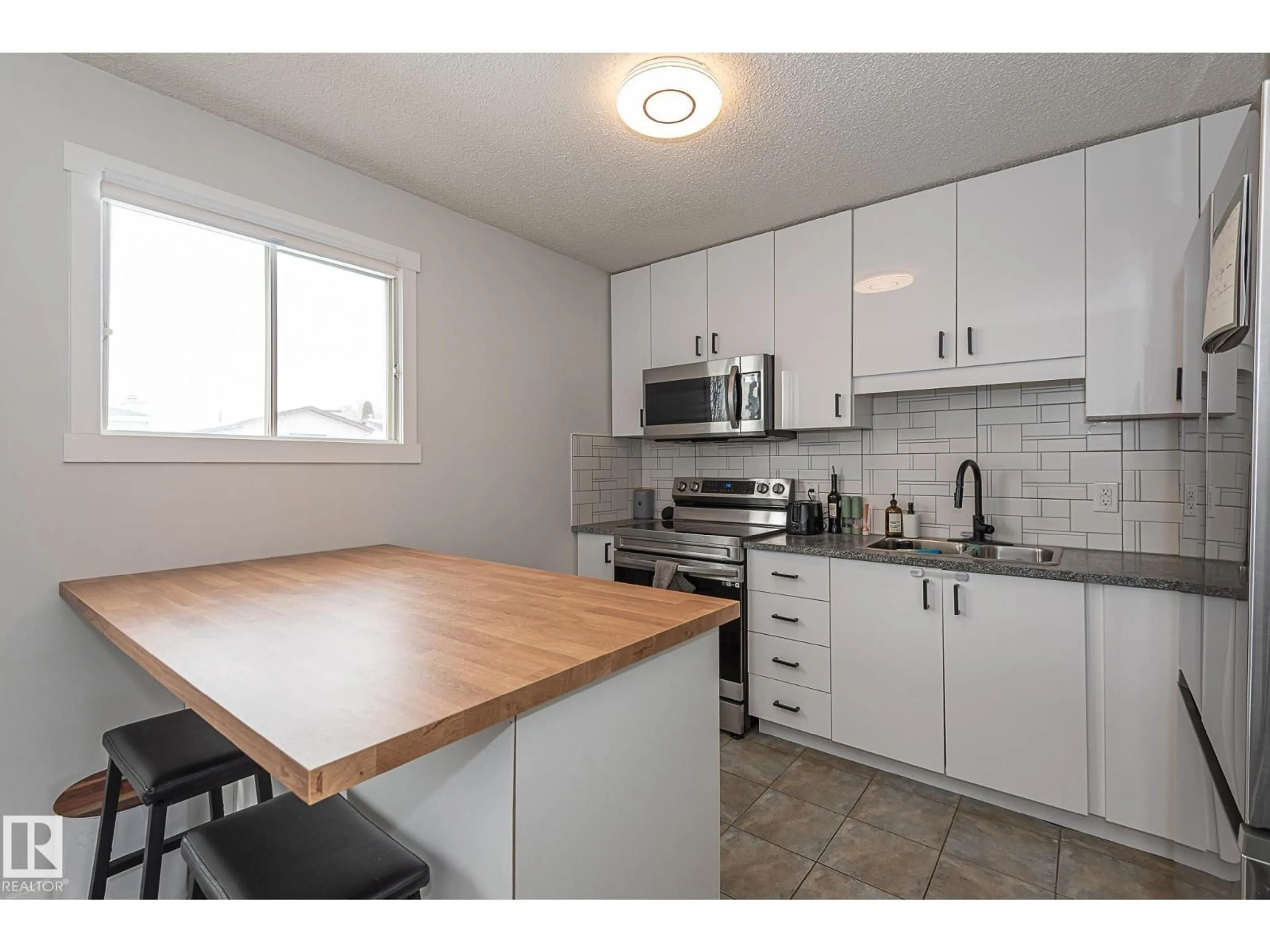 Standard kitchen, wood/laminate floor for NW - 8326 157 AV, Edmonton Alberta T5Z2P7