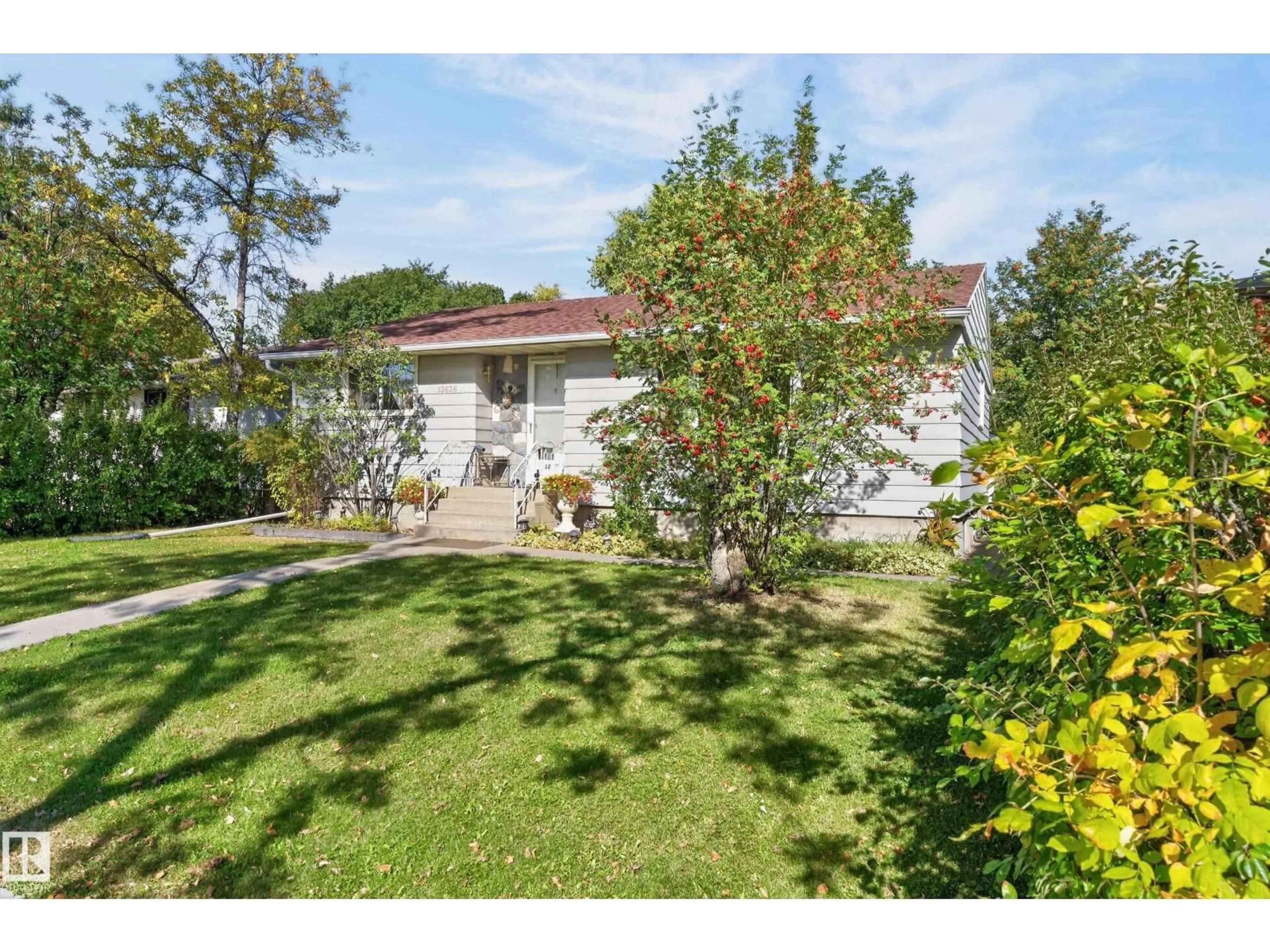 A pic from outside/outdoor area/front of a property/back of a property/a pic from drone, street for 13636 122 AV, Edmonton Alberta T5L2V8
