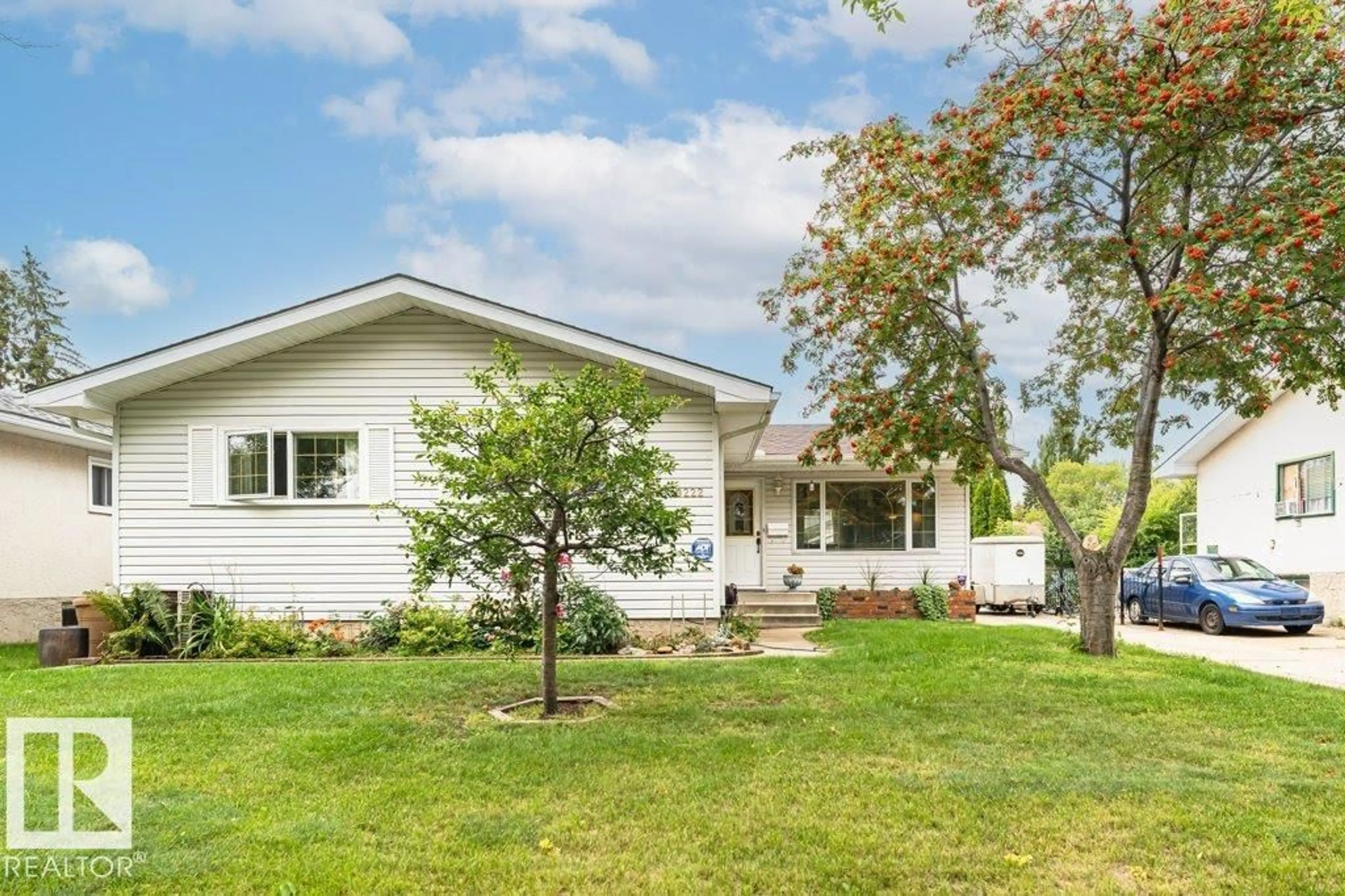 Home with vinyl exterior material, street for 9222 88 ST, Fort Saskatchewan Alberta T8L1H3