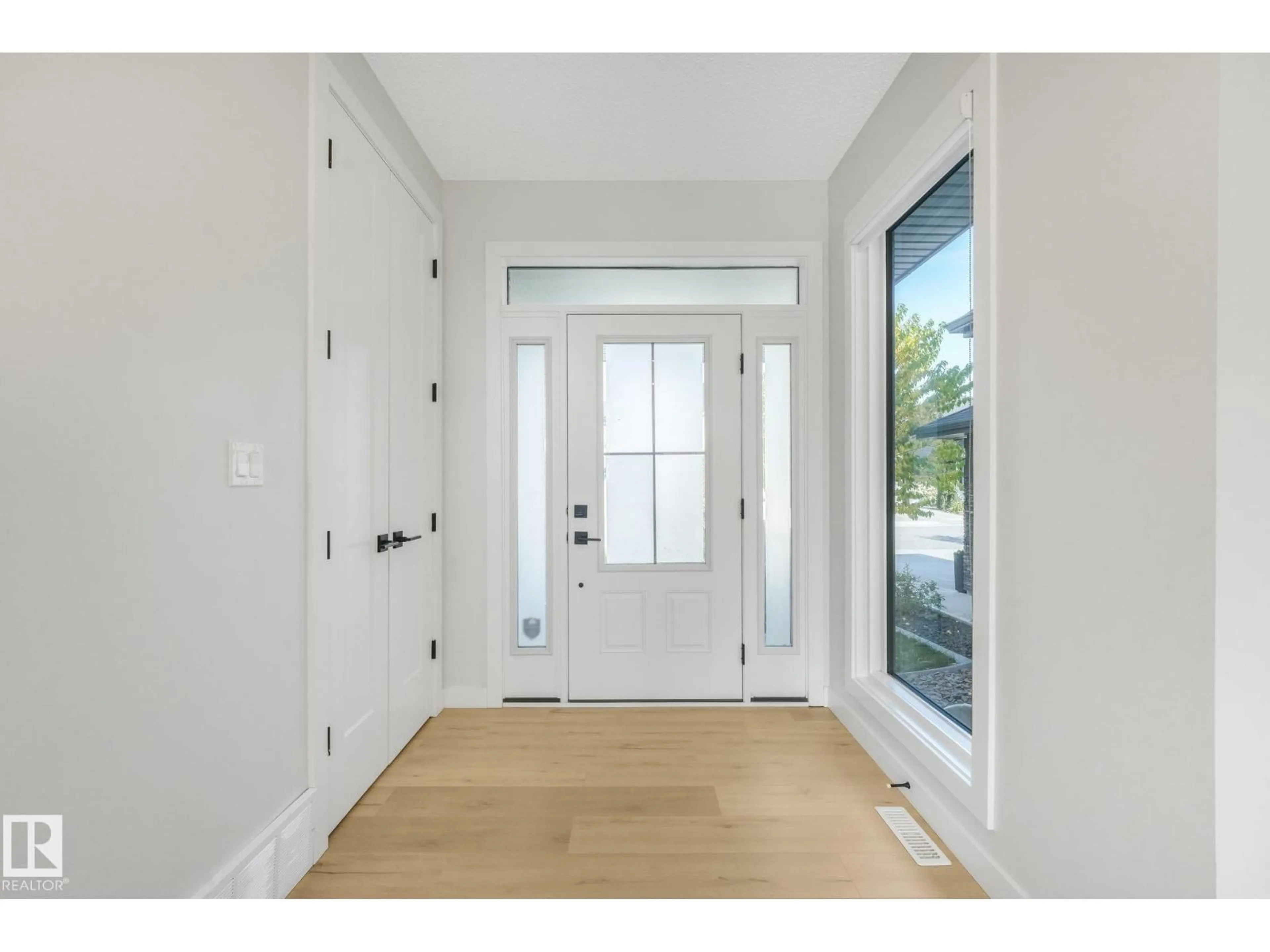 Indoor entryway for 417 EDGEMONT RD, Edmonton Alberta T6M0Y6