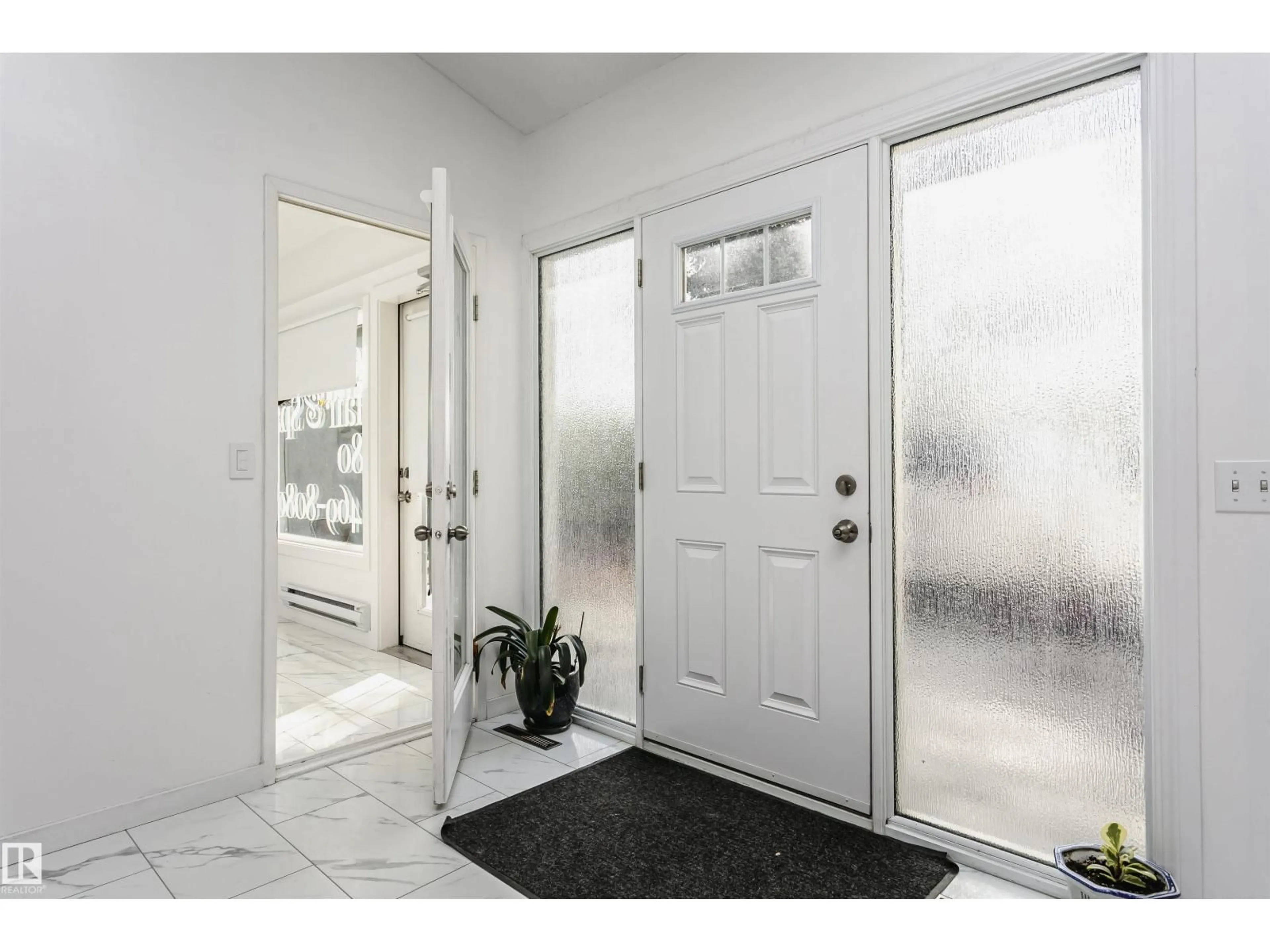 Indoor entryway for NW - 7204 92B AV, Edmonton Alberta T6B0W2