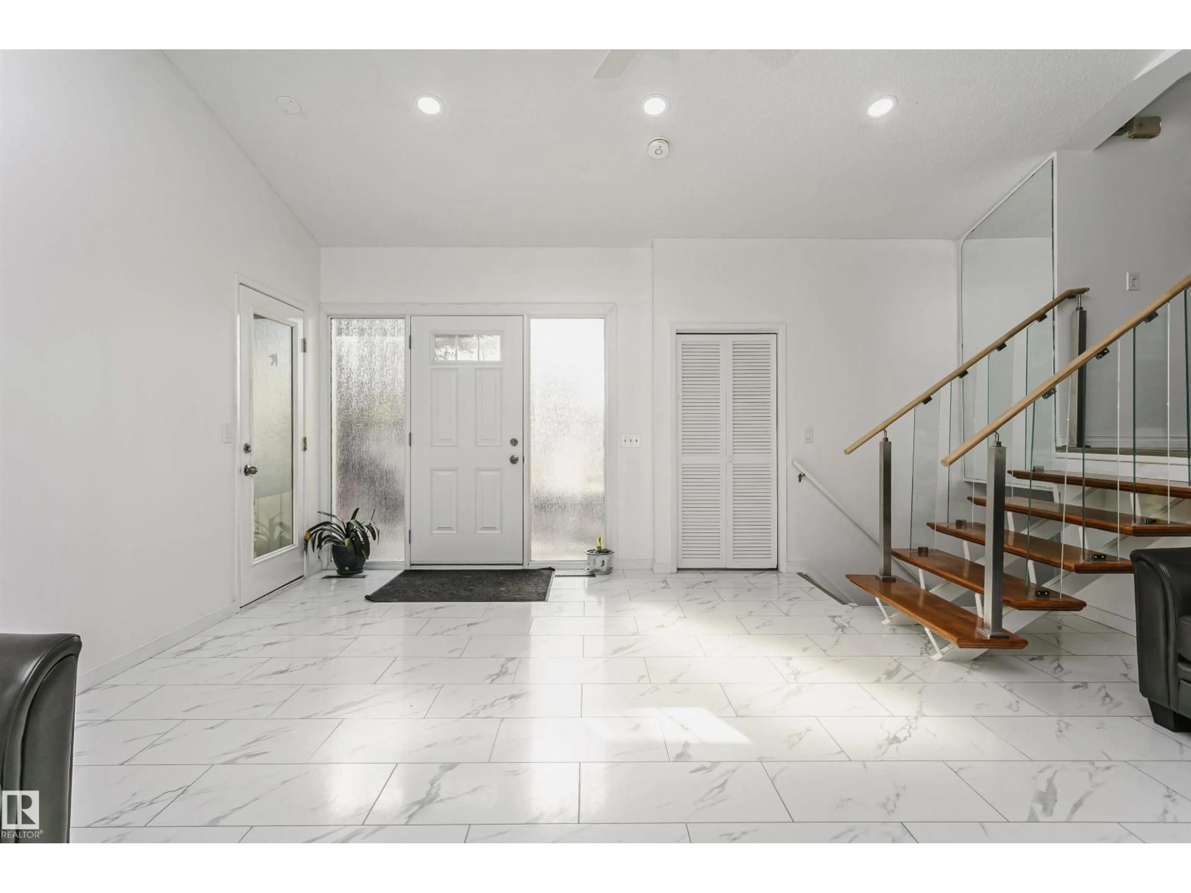 Unknown for NW - 7204 92B AV, Edmonton Alberta T6B0W2