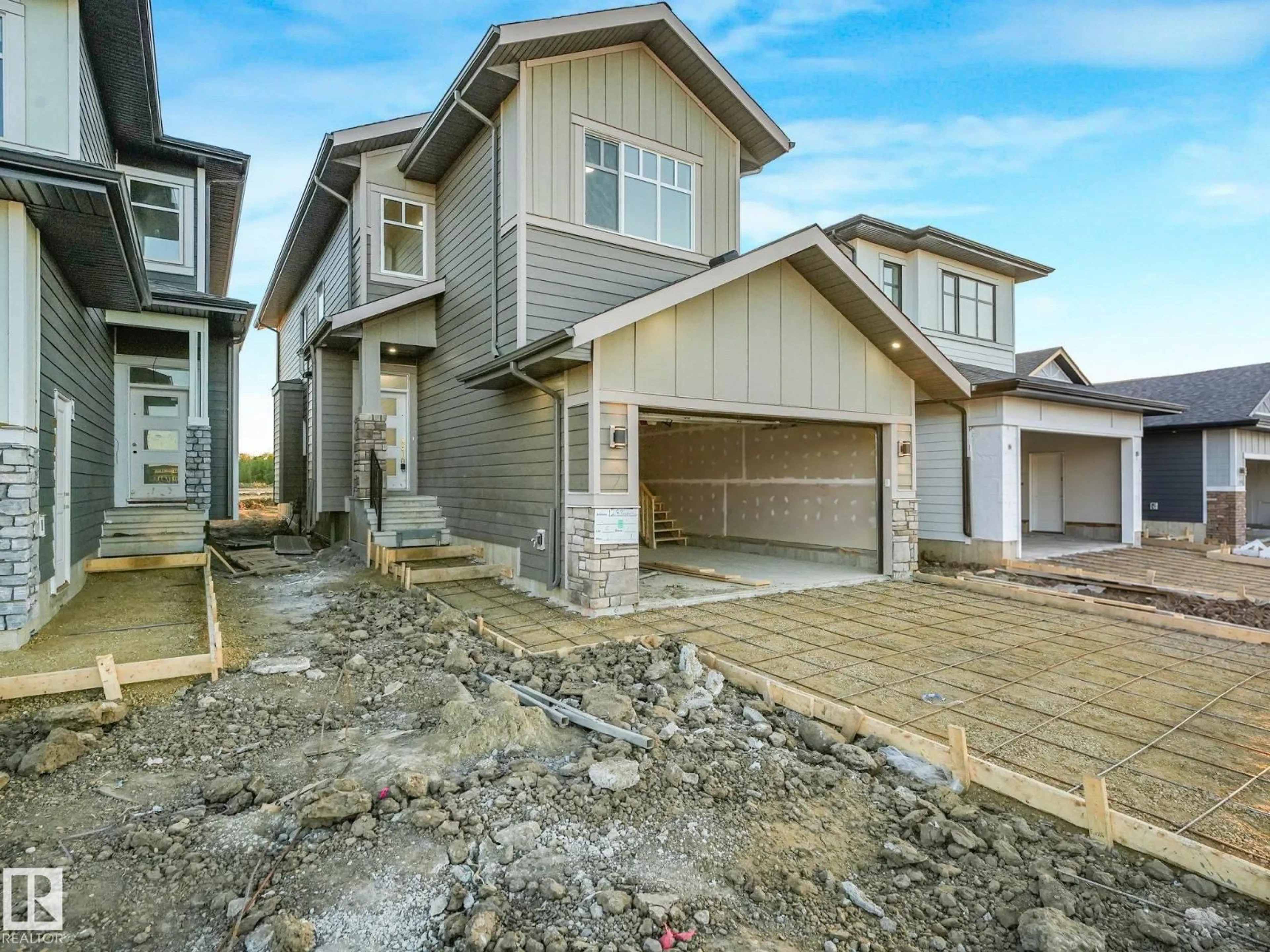 Home with vinyl exterior material, street for 106 RAVENSHIRE WYND, Sherwood Park Alberta T8B0G3