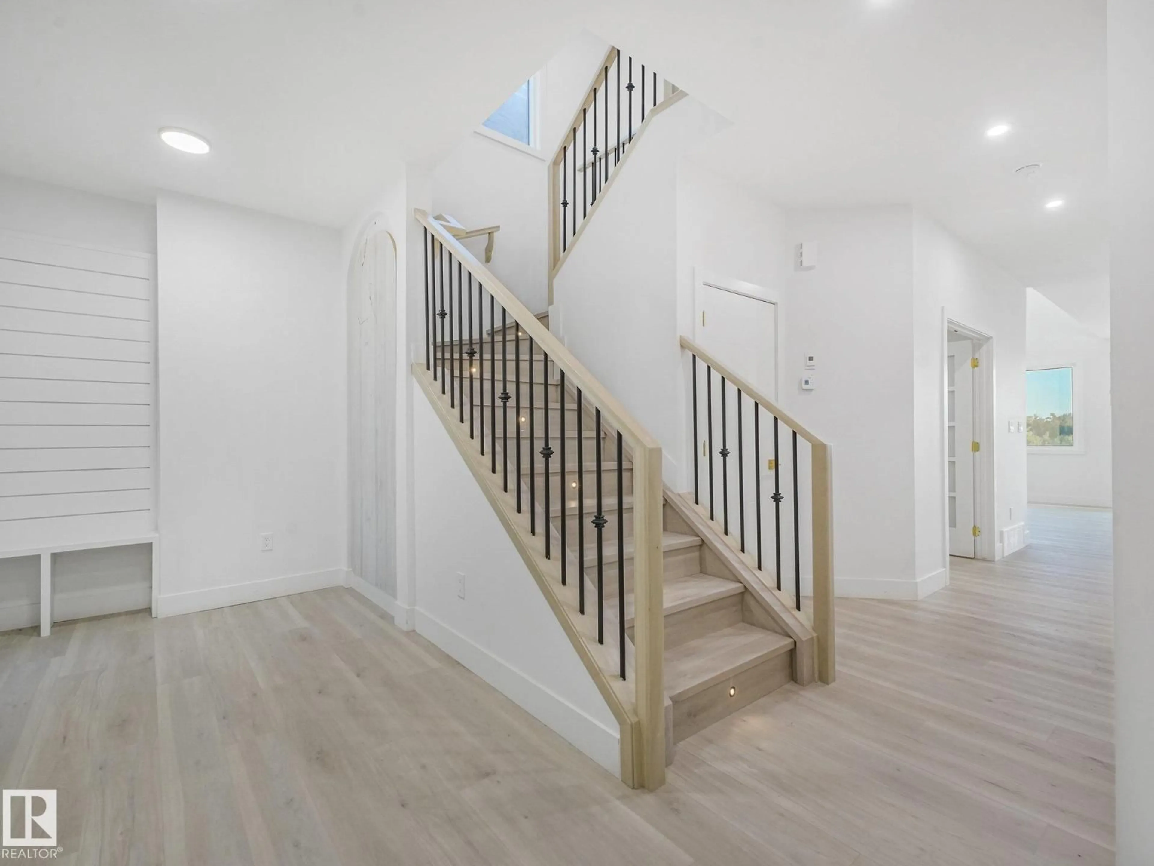 Stairs for 106 RAVENSHIRE WYND, Sherwood Park Alberta T8B0G3