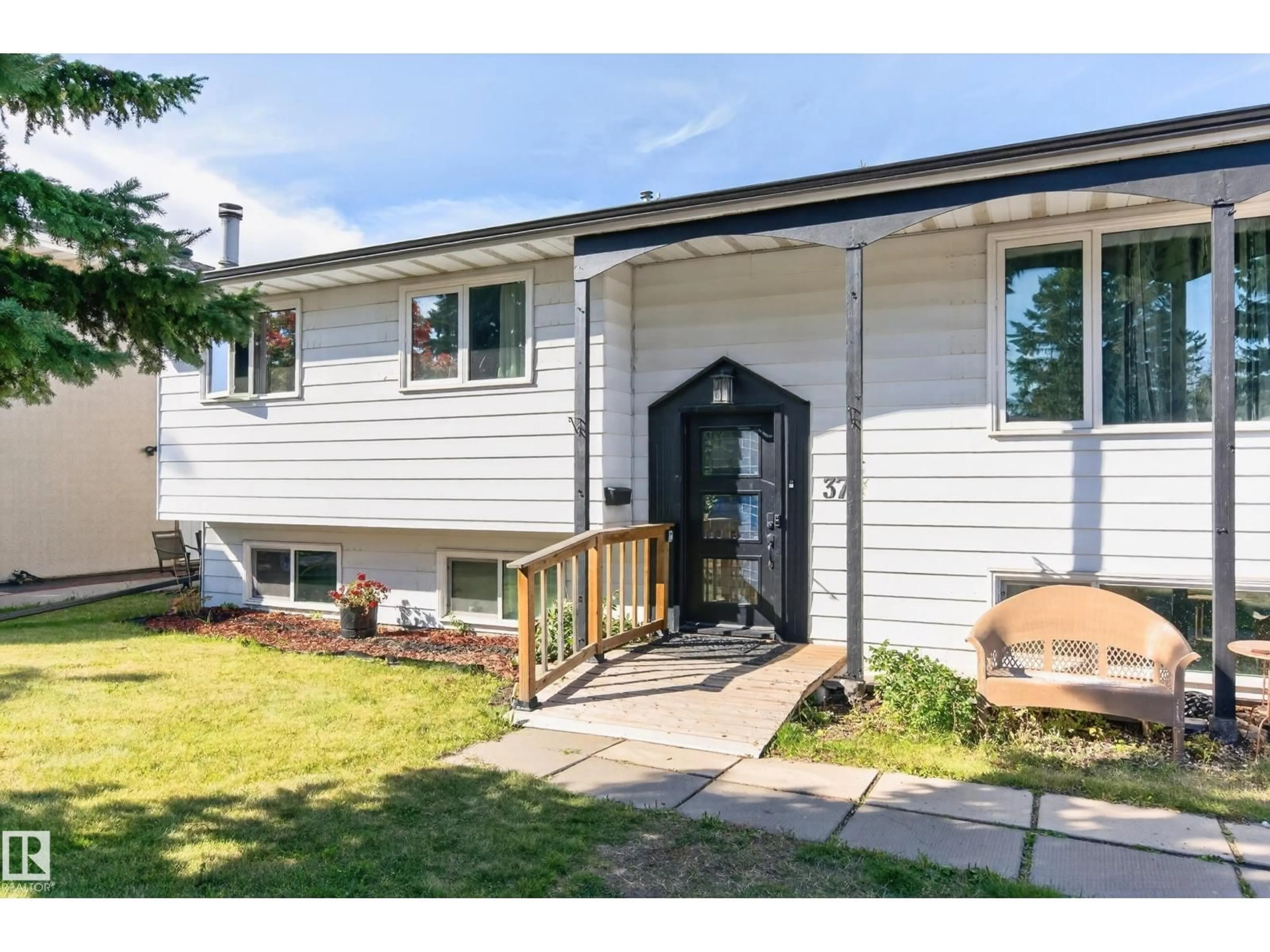 Home with vinyl exterior material, street for 37 GRAHAM RD, Sherwood Park Alberta T8A3N7