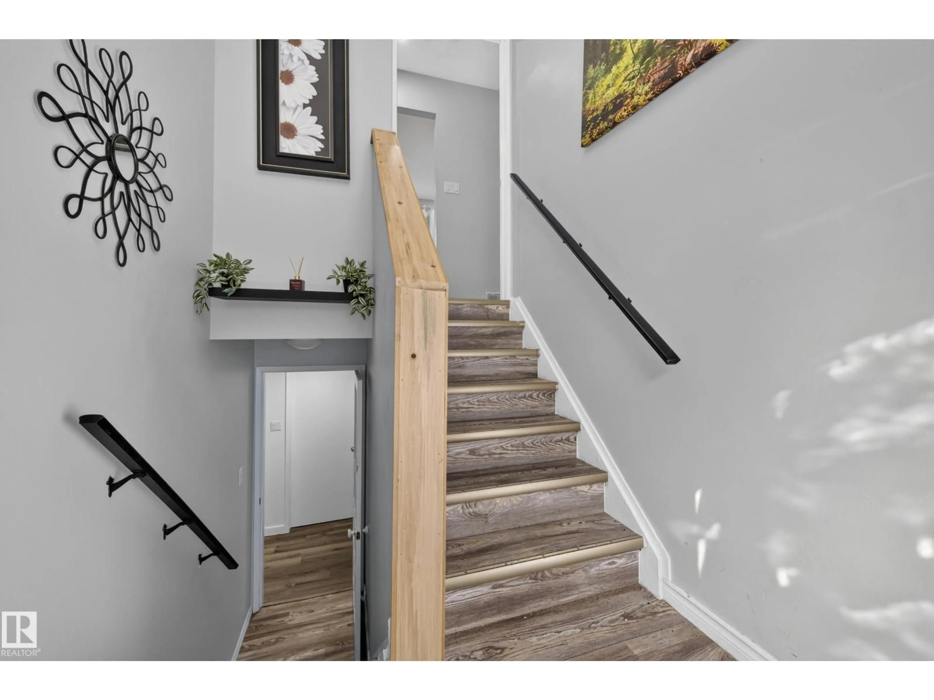 Indoor entryway for 37 GRAHAM RD, Sherwood Park Alberta T8A3N7