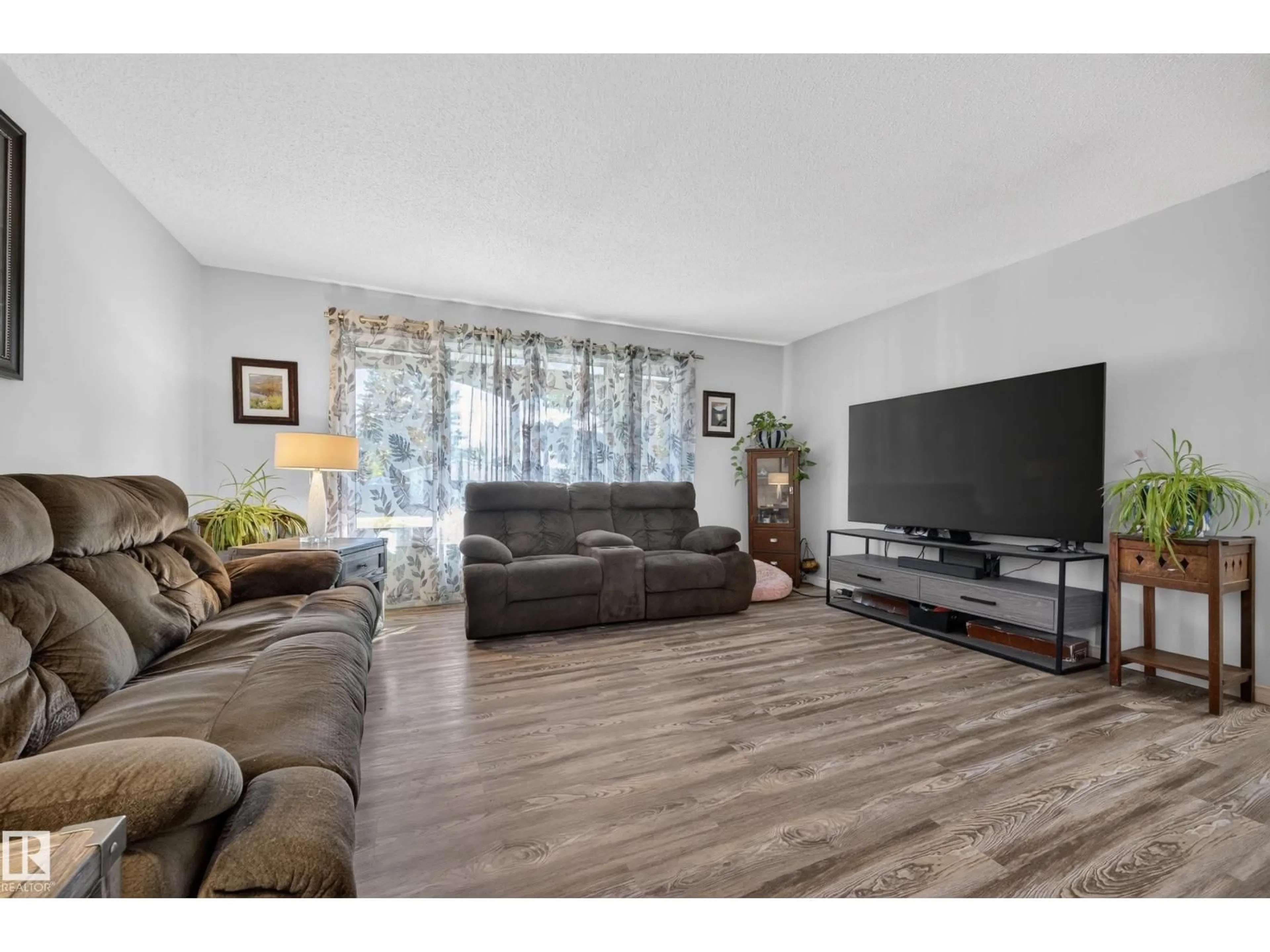 Living room with furniture, unknown for 37 GRAHAM RD, Sherwood Park Alberta T8A3N7