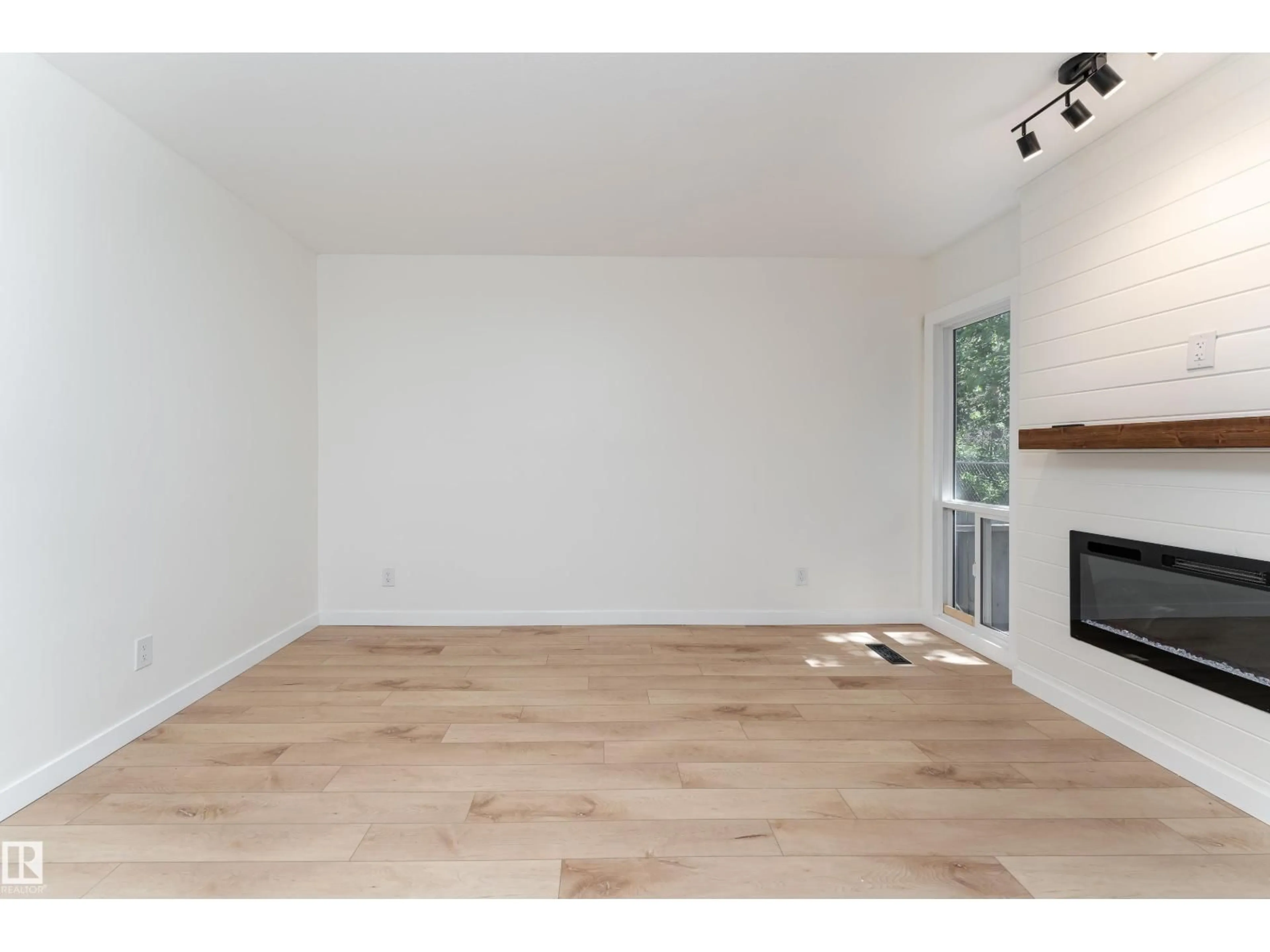 A pic of a room for #10 - 1415 62 ST, Edmonton Alberta T6L4K1