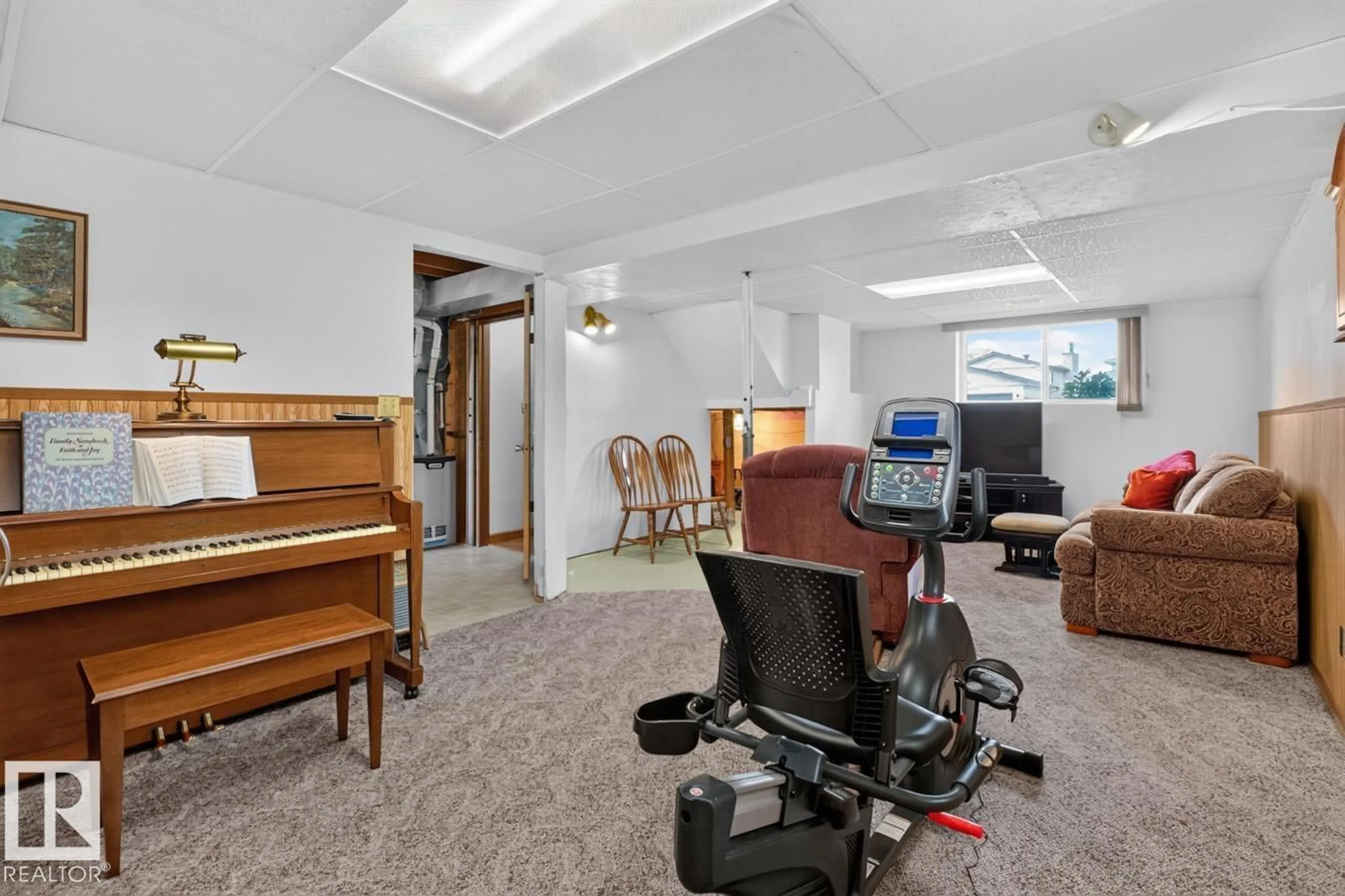 A pic of a room for NW - 2811 37 ST, Edmonton Alberta T6L4G4