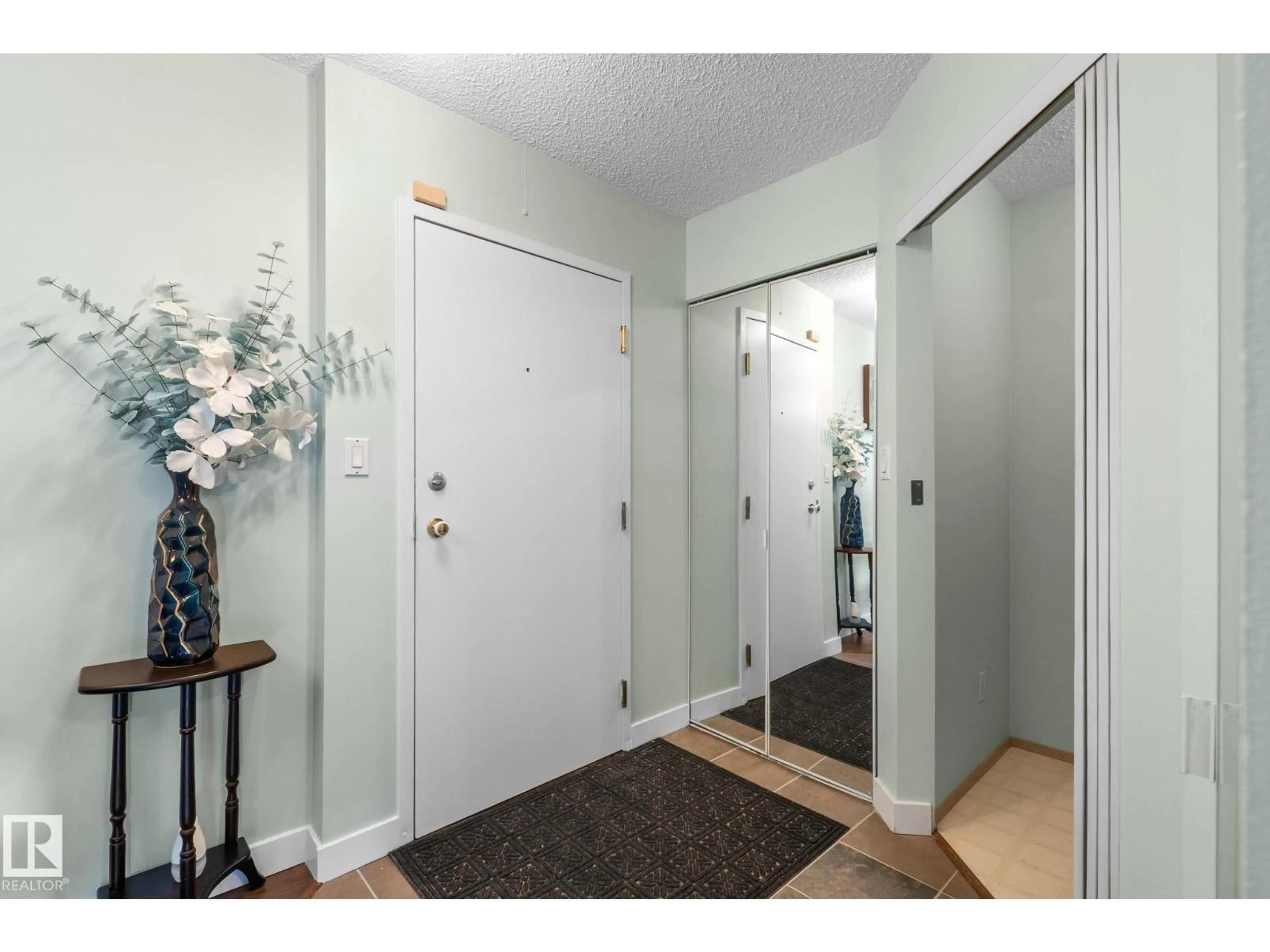 Indoor entryway for 163 10520 120 ST NW, Edmonton Alberta T5H4L9