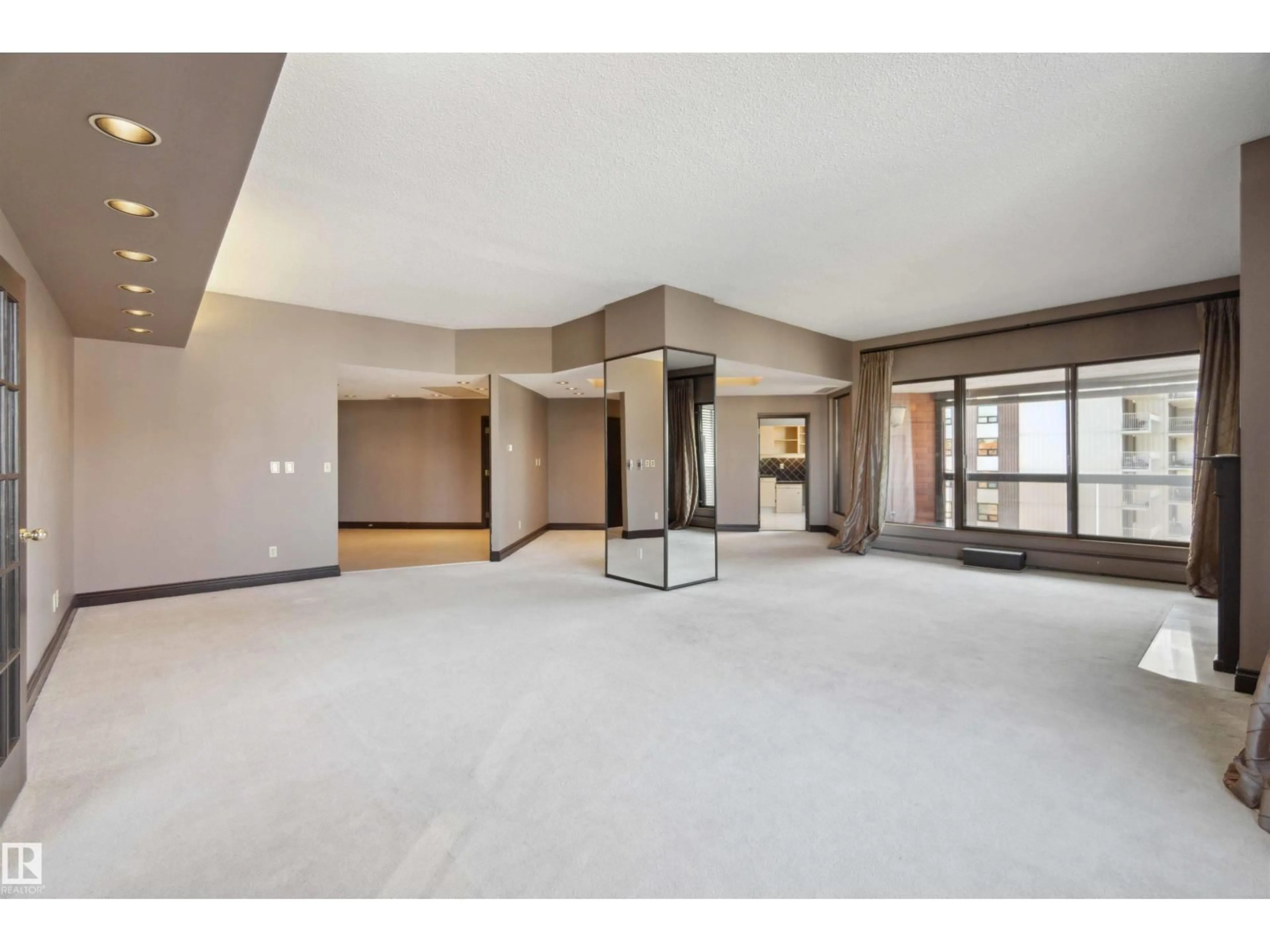 Indoor foyer for 12A - 10050 118 ST, Edmonton Alberta T5K2M8