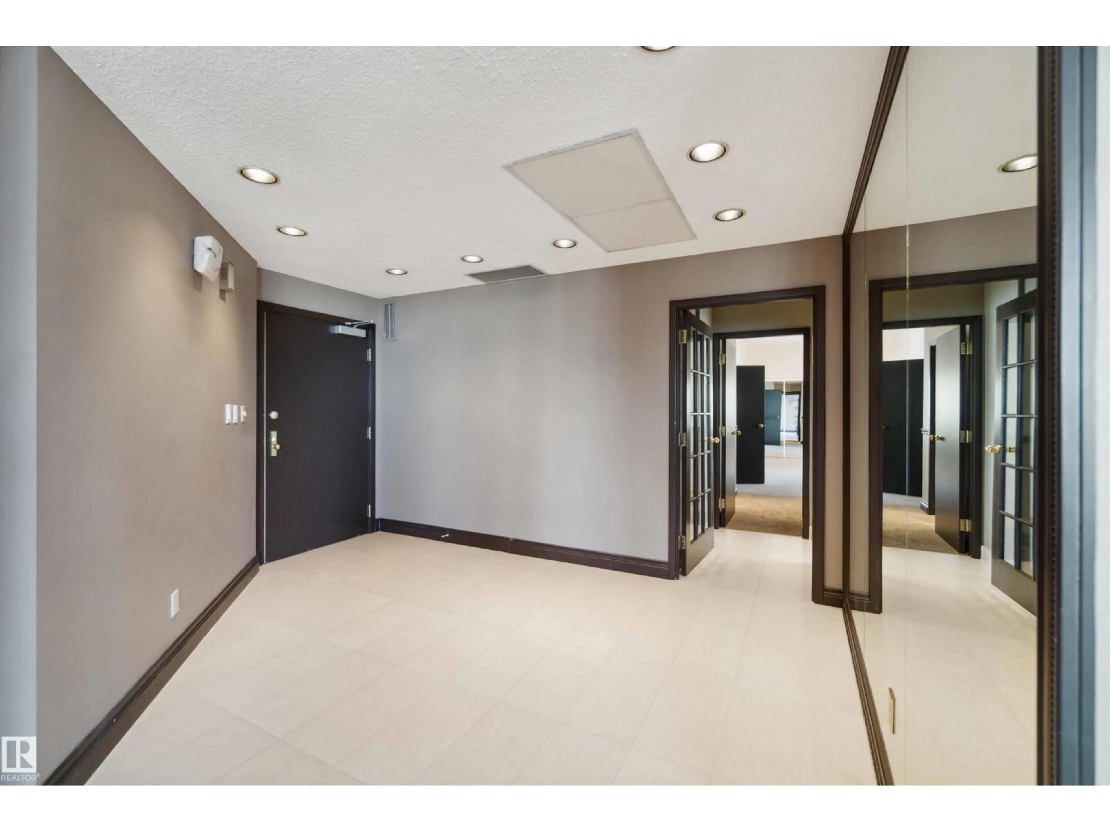 Indoor foyer for 12A - 10050 118 ST, Edmonton Alberta T5K2M8