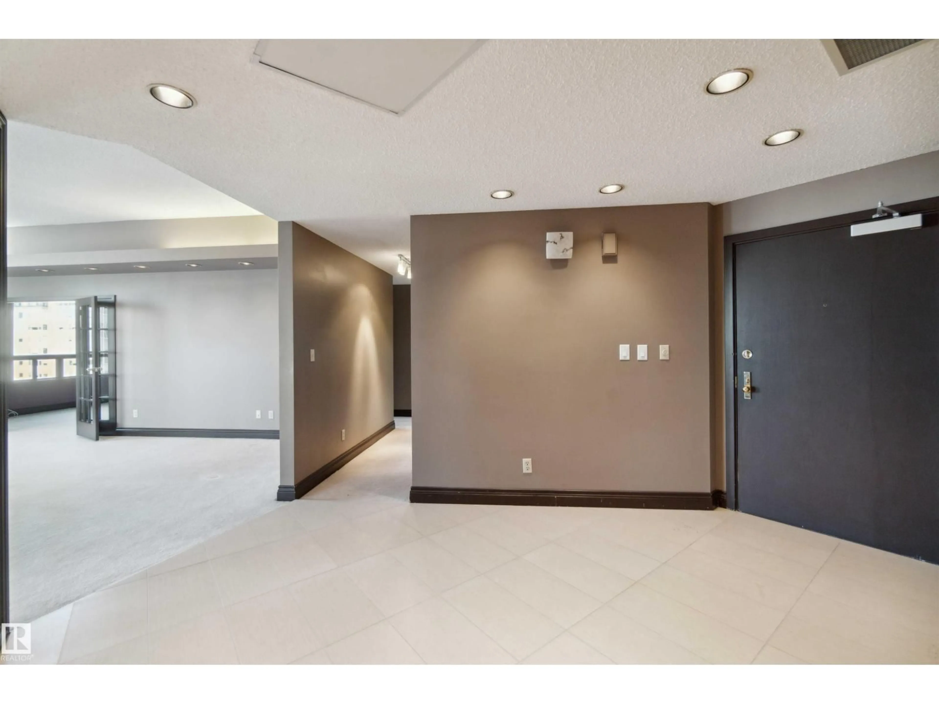 Indoor foyer for 12A - 10050 118 ST, Edmonton Alberta T5K2M8