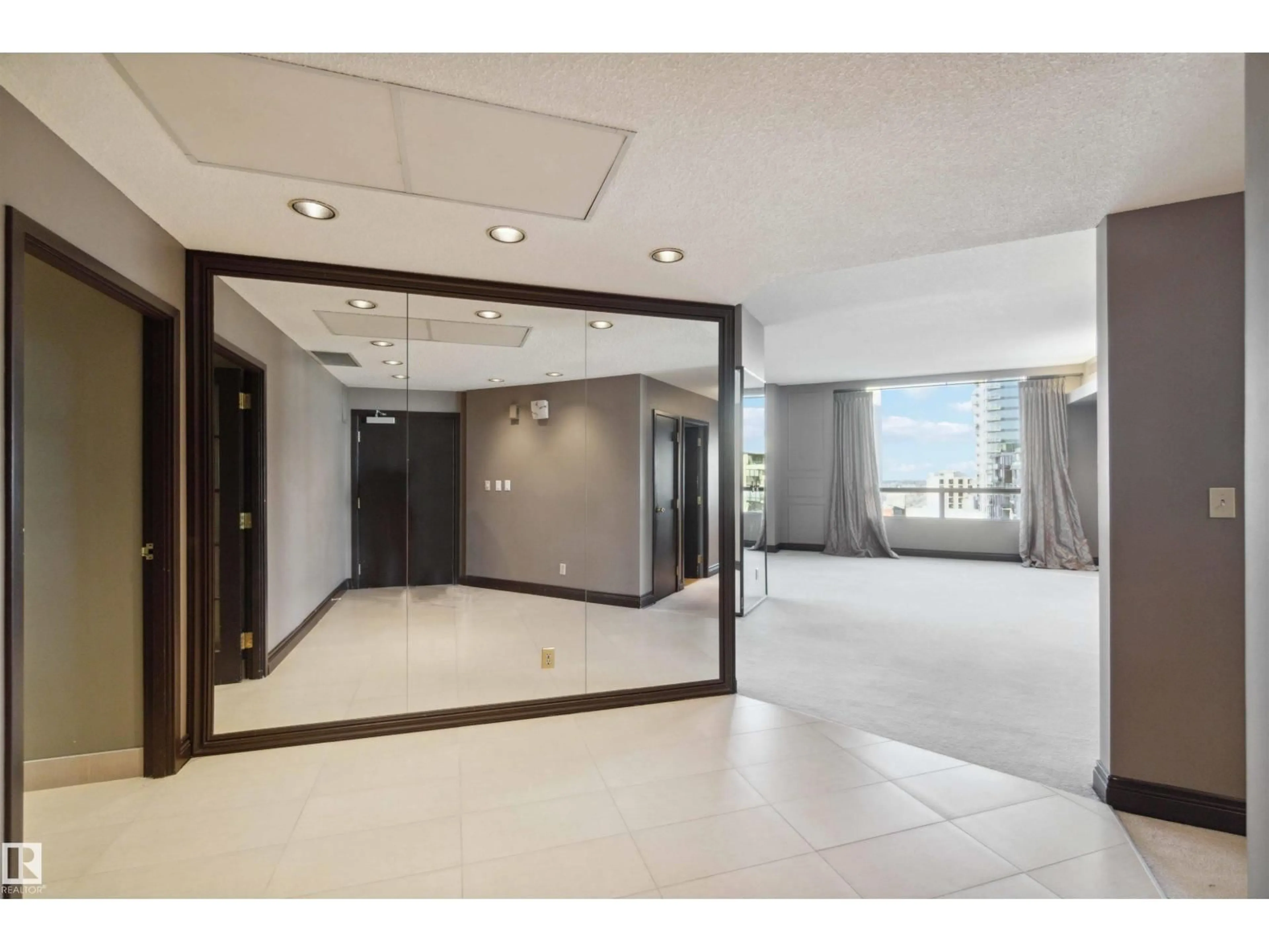 Indoor foyer for 12A - 10050 118 ST, Edmonton Alberta T5K2M8