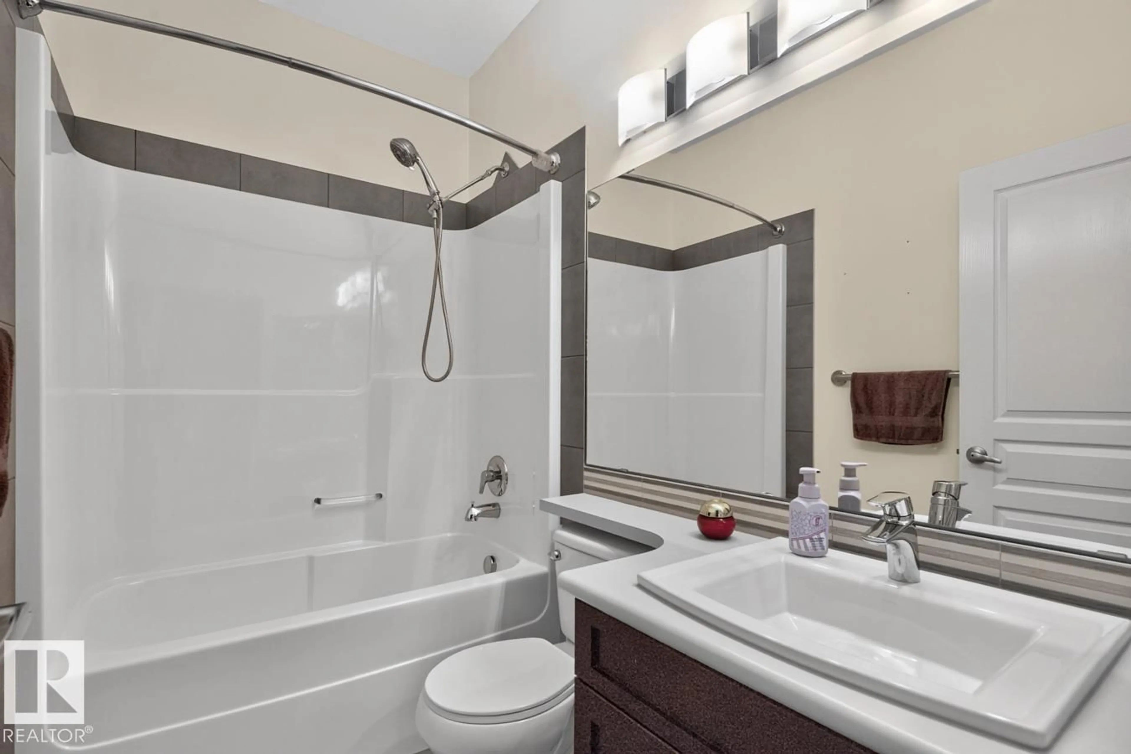 Standard bathroom, ceramic/tile floor for NW - 7620 179 AV, Edmonton Alberta T5Z0L2