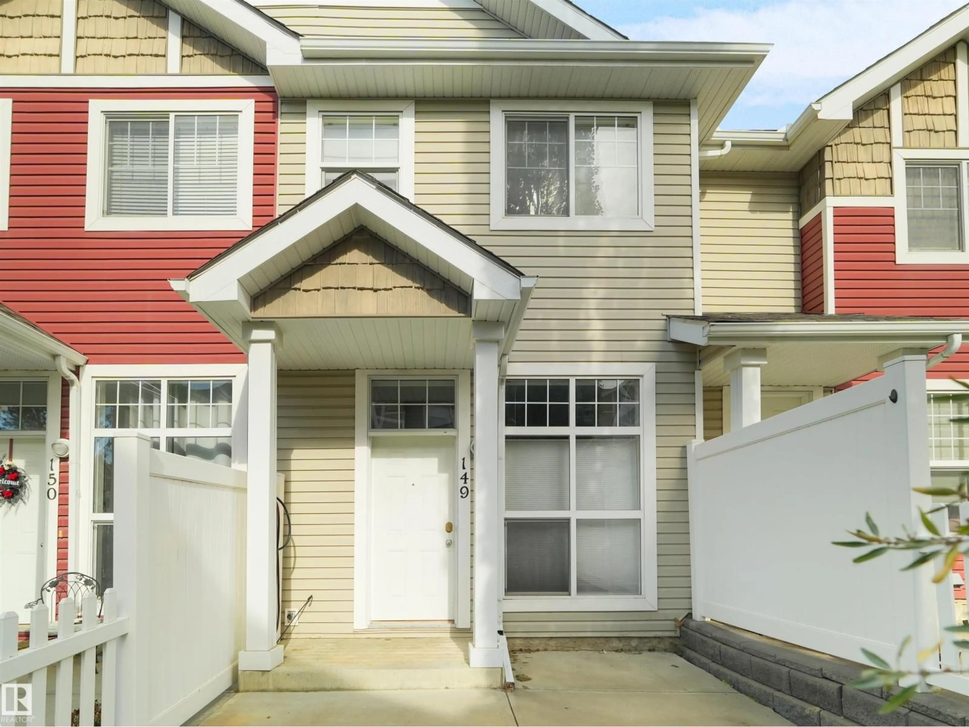 Home with vinyl exterior material, street for 5604 - 149 199 ST, Edmonton Alberta T6M2Z9