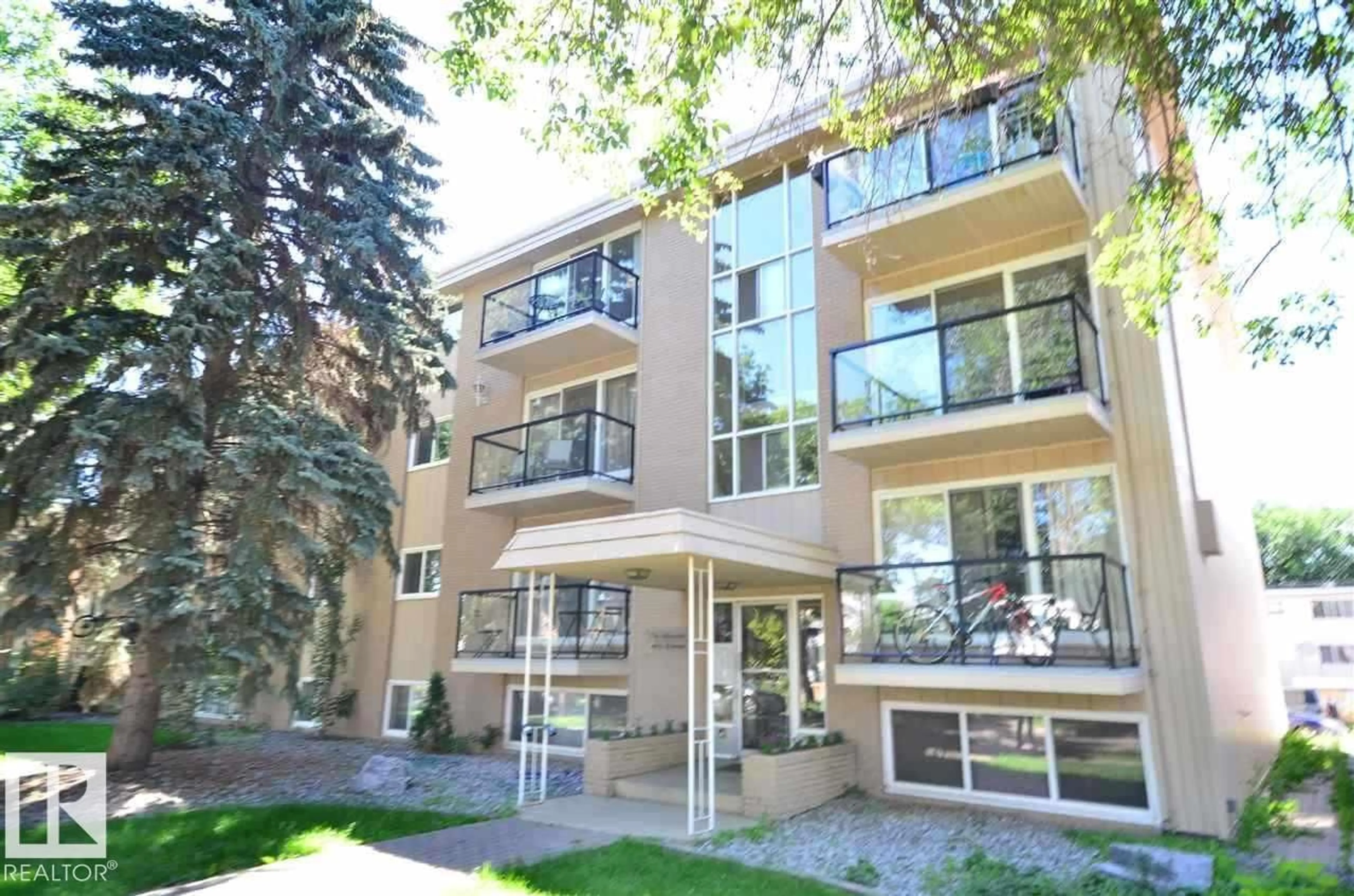 Patio, building for #102 - 10633 81 AV, Edmonton Alberta T6E1Y1