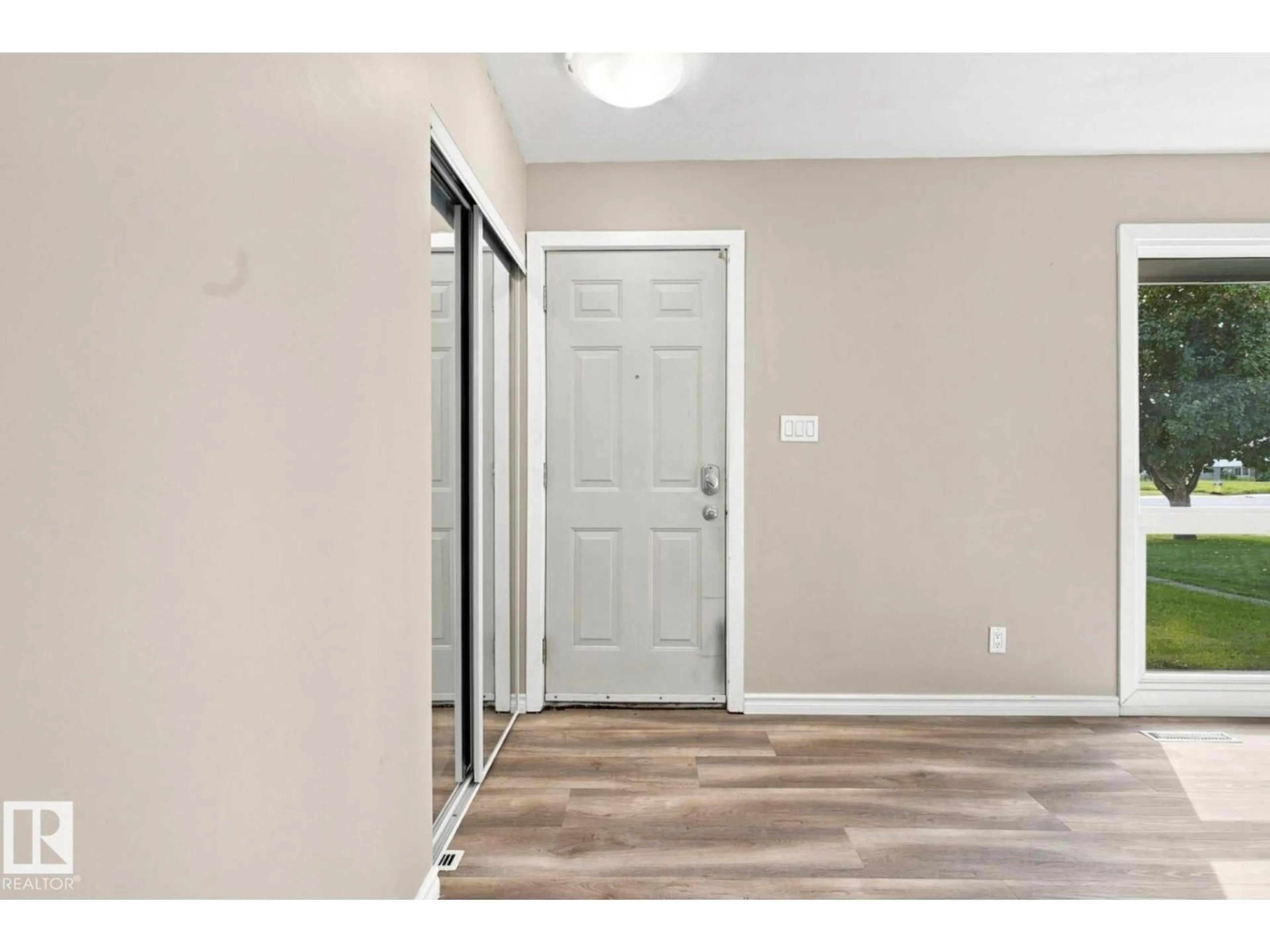Indoor entryway for 15812 110A AV, Edmonton Alberta T5P1H7