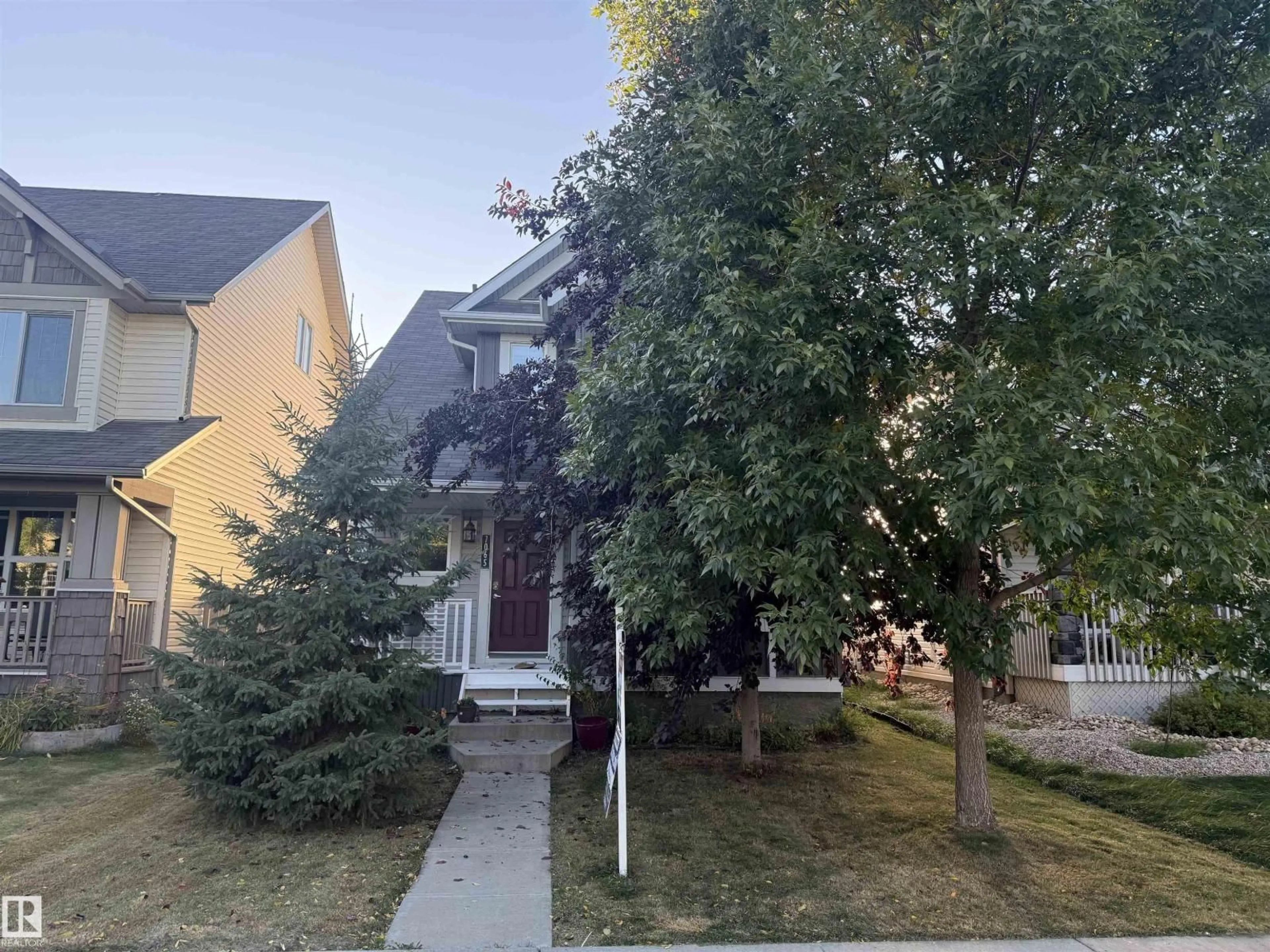 A pic from outside/outdoor area/front of a property/back of a property/a pic from drone, street for 7065 CARDINAL WY, Edmonton Alberta T6W1Z2
