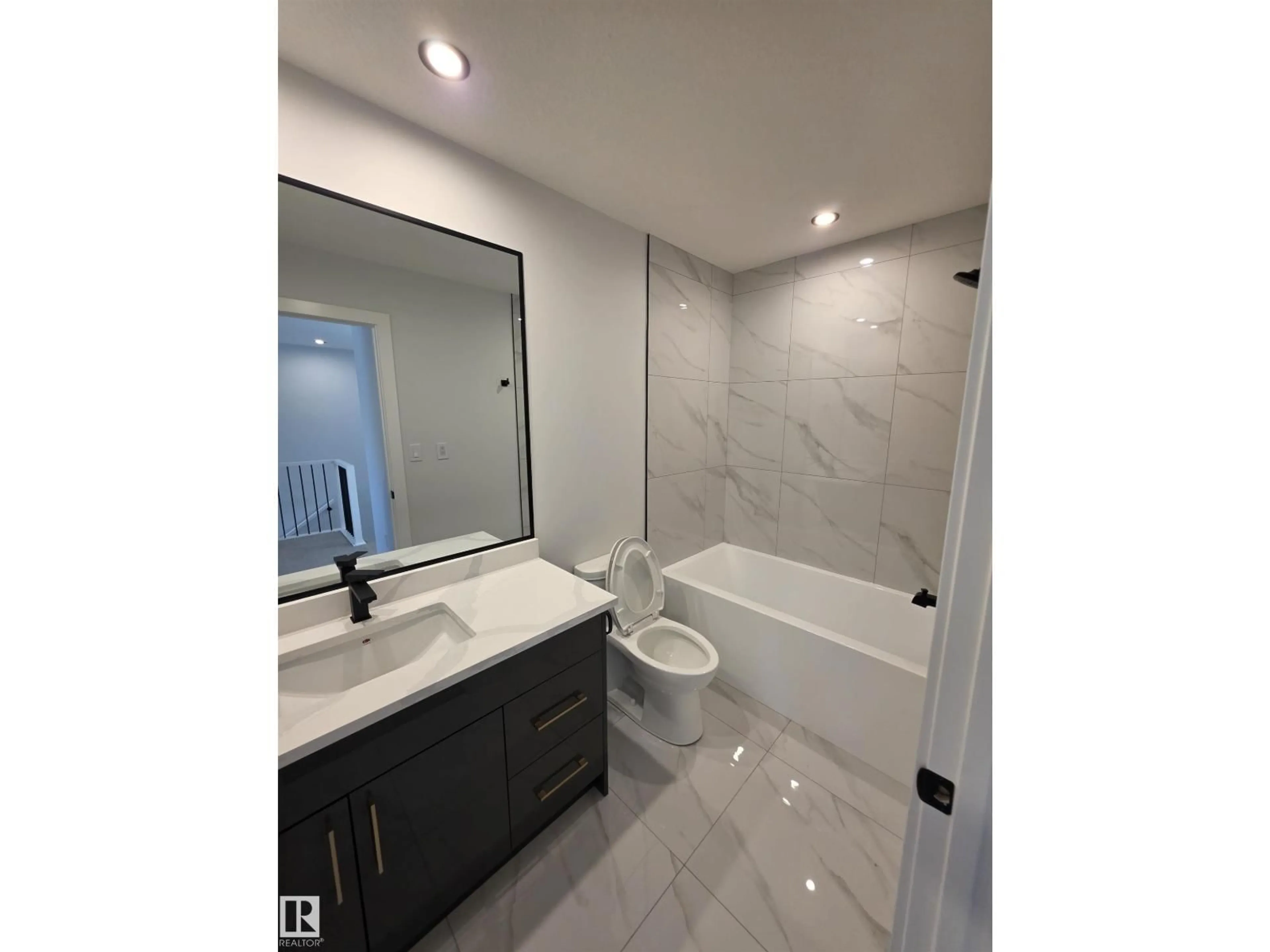 Contemporary bathroom, ceramic/tile floor for NW - 13110 186 AV, Edmonton Alberta T6V0N3