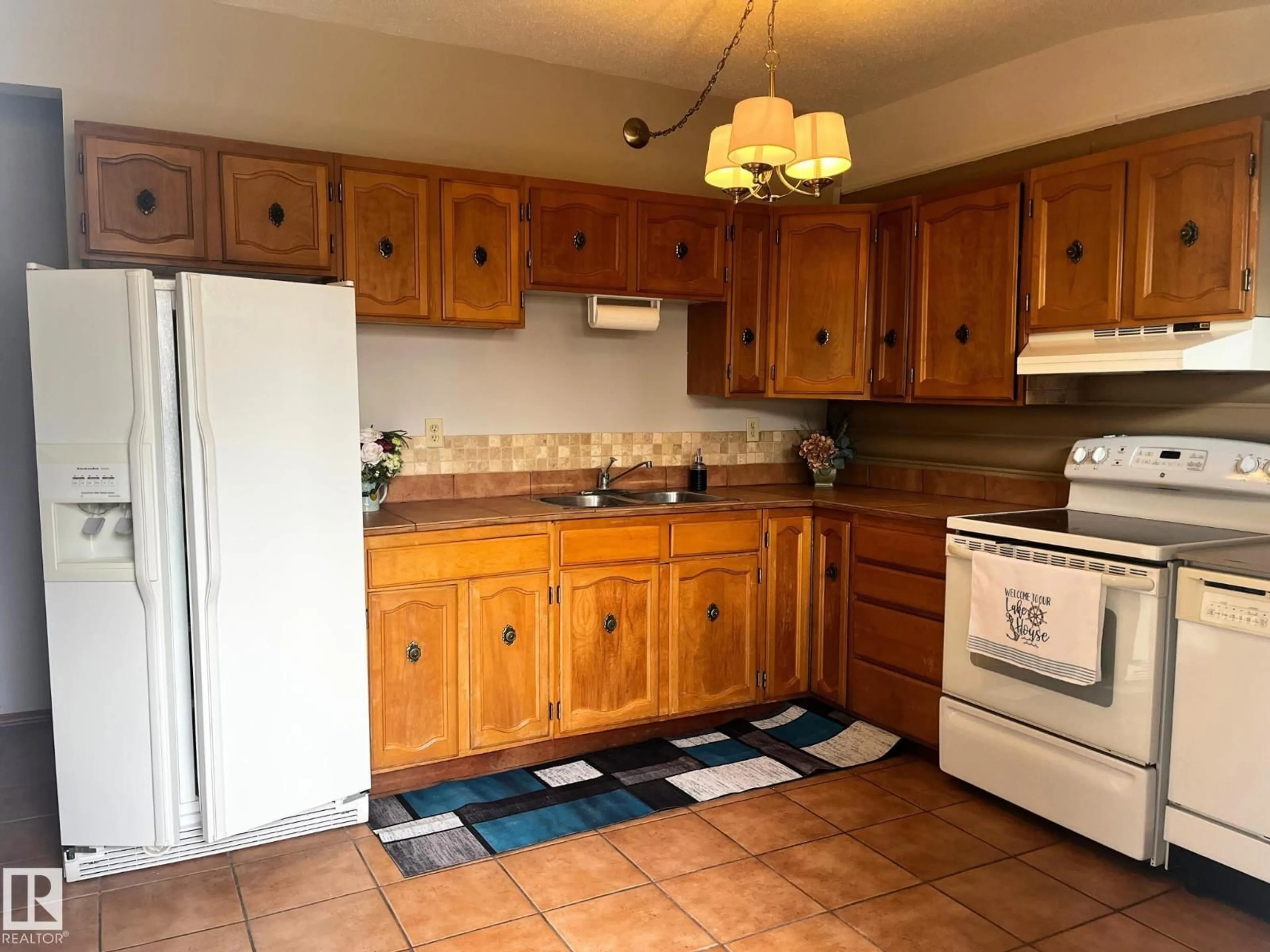 Standard kitchen, ceramic/tile floor for 408 4, Rural Lac Ste. Anne County Alberta T0E1A0