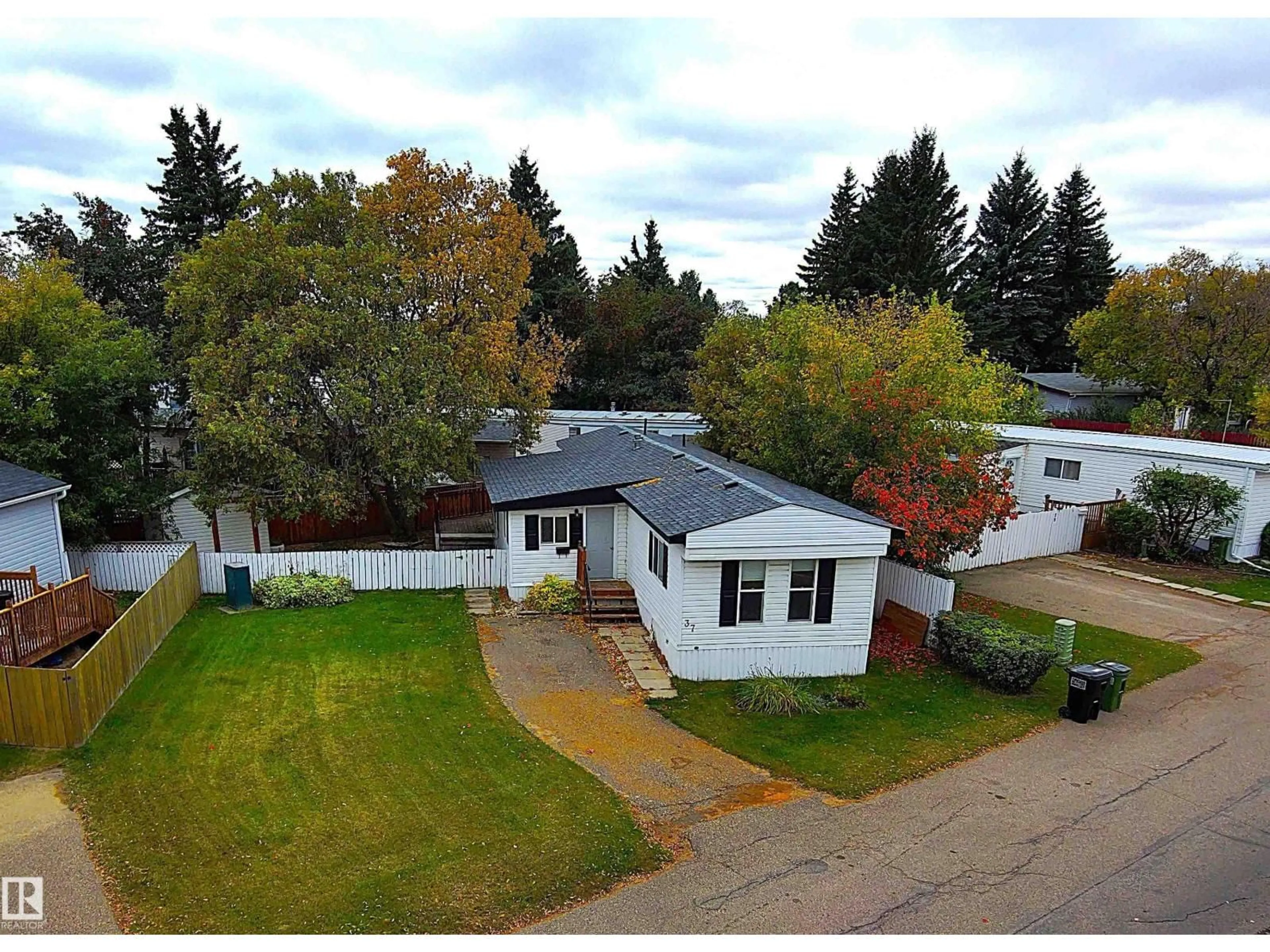 A pic from outside/outdoor area/front of a property/back of a property/a pic from drone, street for 37 WEST VIEW BV, Edmonton Alberta T5S1T5