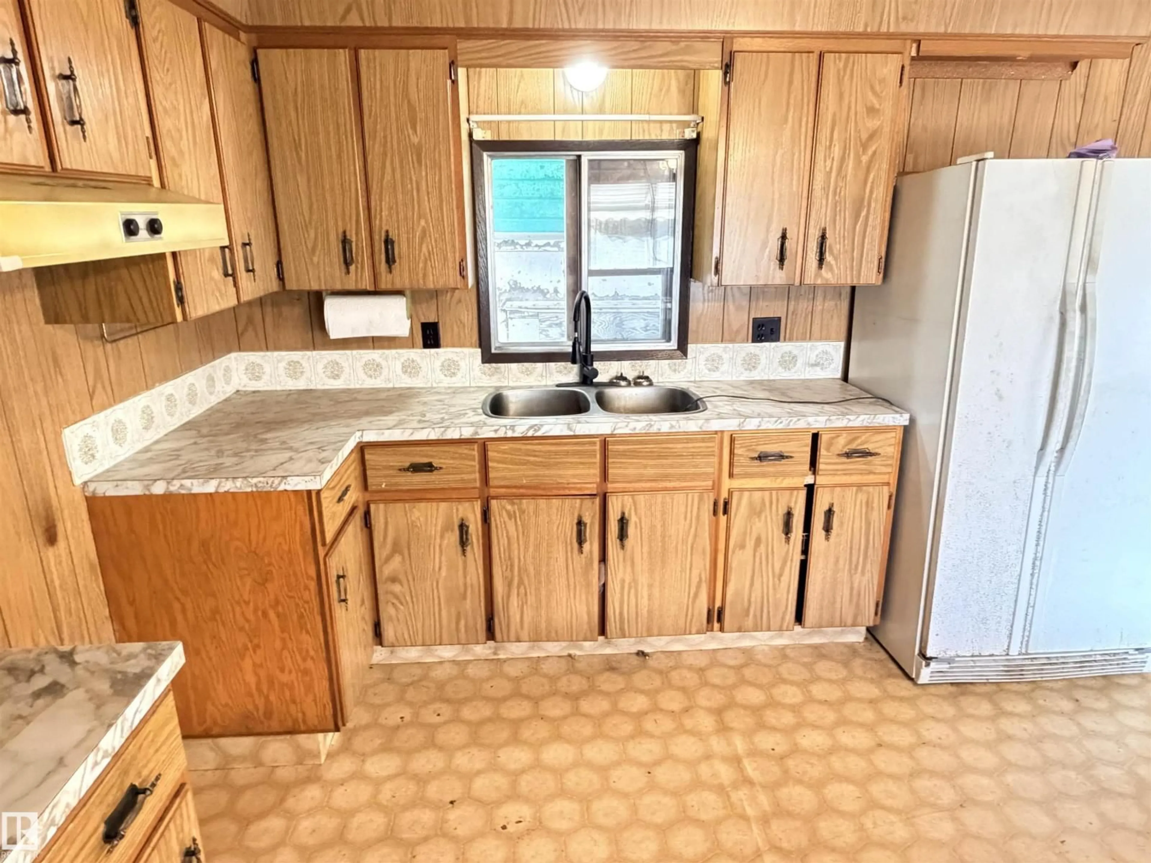 Standard kitchen, unknown for 60510 RGE RD 232, Rural Thorhild County Alberta T0A3J0