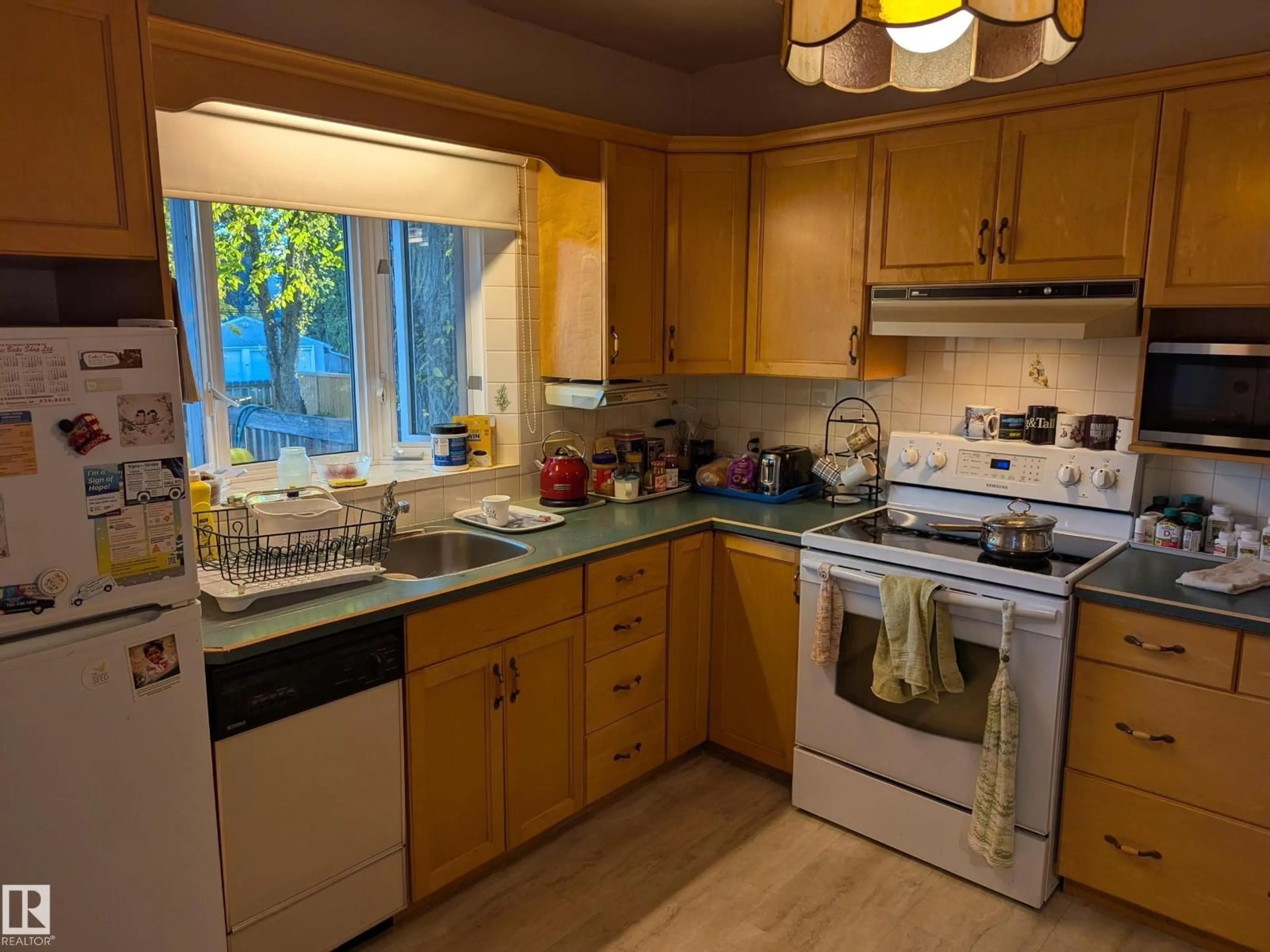 Standard kitchen, wood/laminate floor for 10965 76 AV, Edmonton Alberta T6G0J6