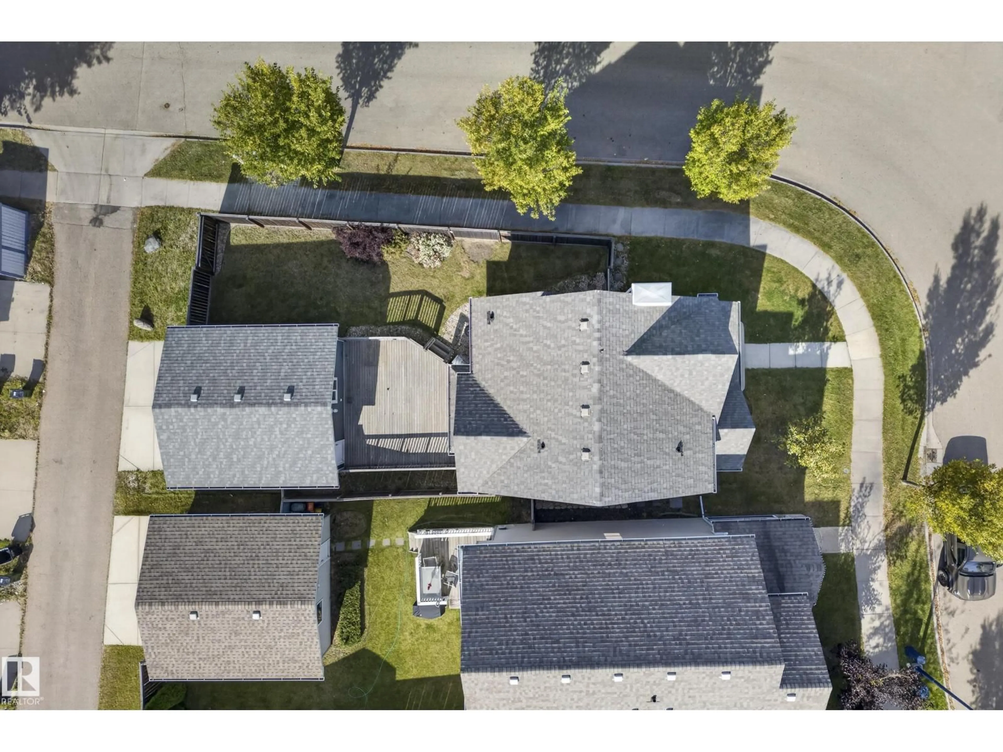 A pic from outside/outdoor area/front of a property/back of a property/a pic from drone, street for 1104 74 ST, Edmonton Alberta T6X0N7