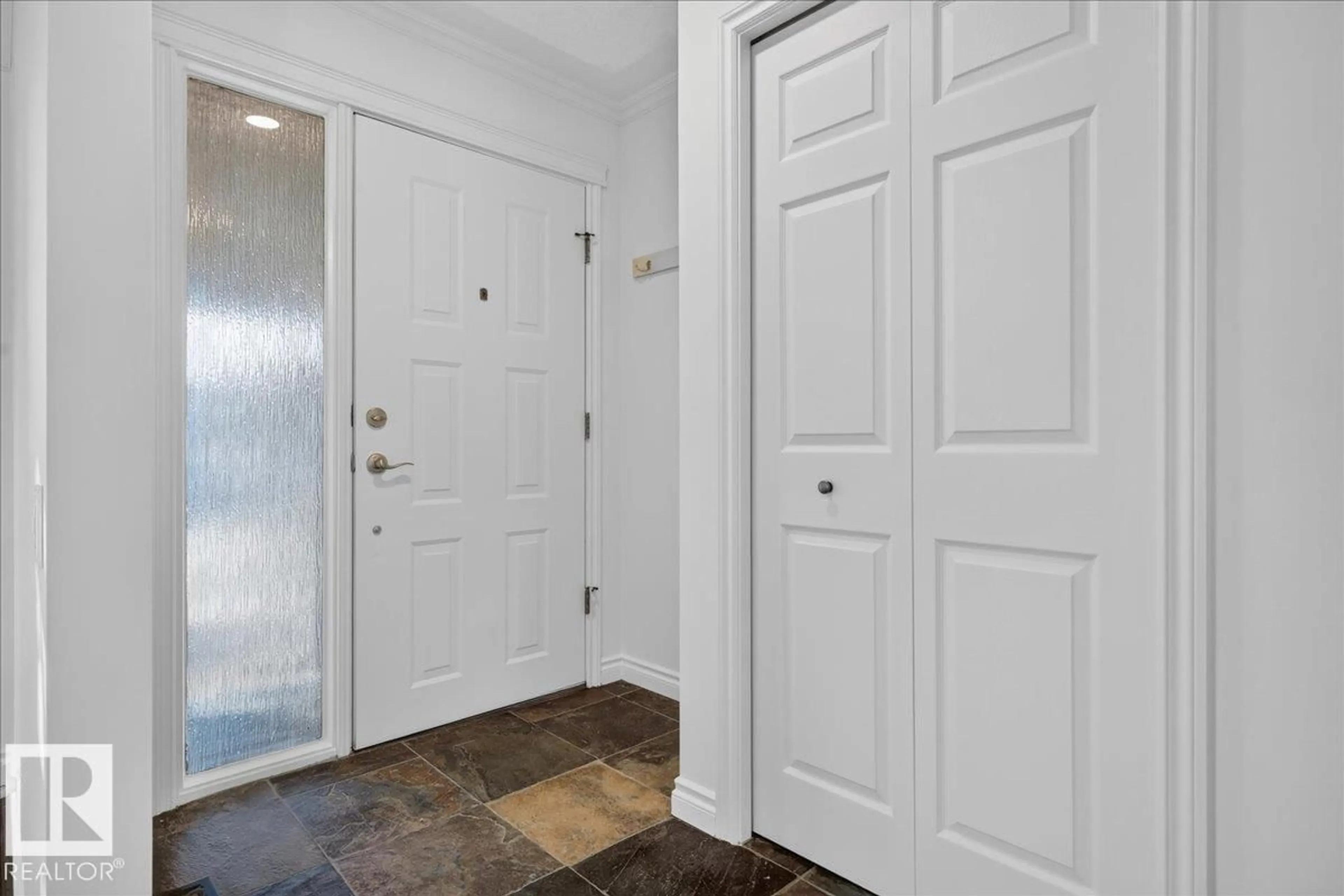 Indoor entryway for 8 WAHSTAO CR, Edmonton Alberta T5T2W8