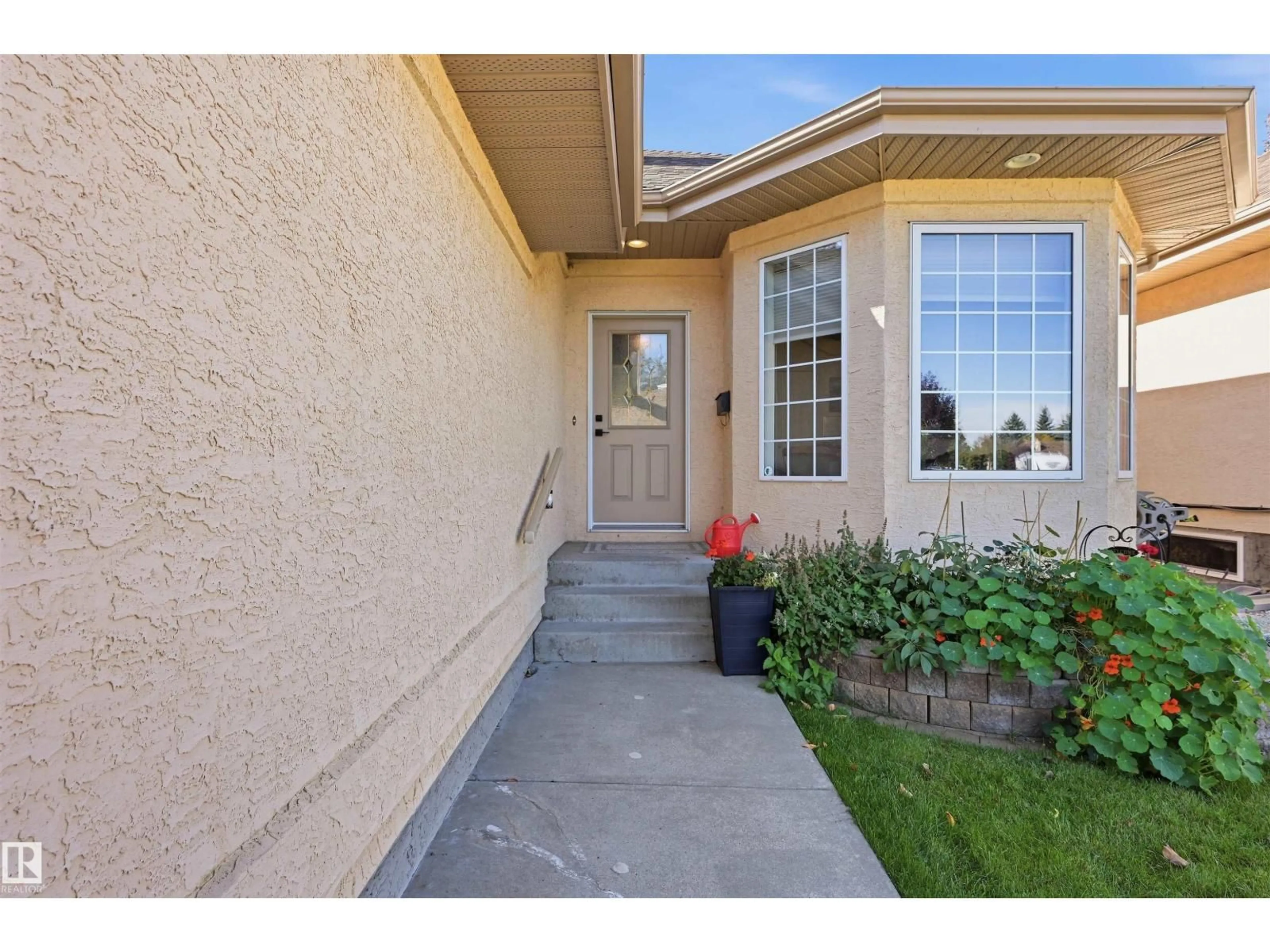 Indoor entryway for 170 - 11 KINGSWOOD BV, St. Albert Alberta T8N6Z6
