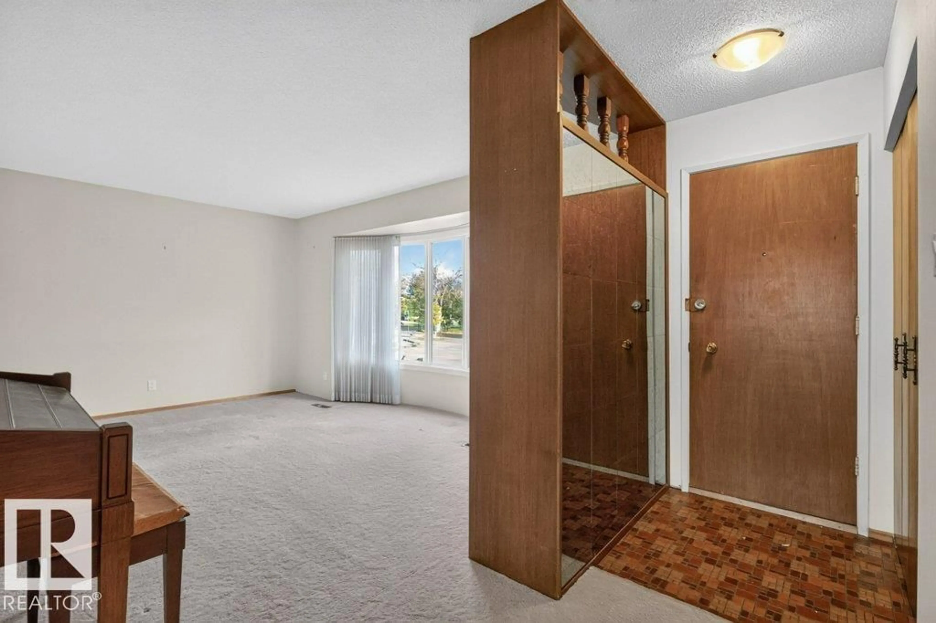 Indoor foyer for 11407 51 AV, Edmonton Alberta T6H0L8